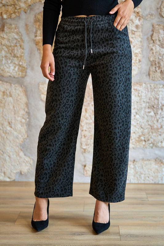 Pantalón ancho de punto con estampado animal en color gris