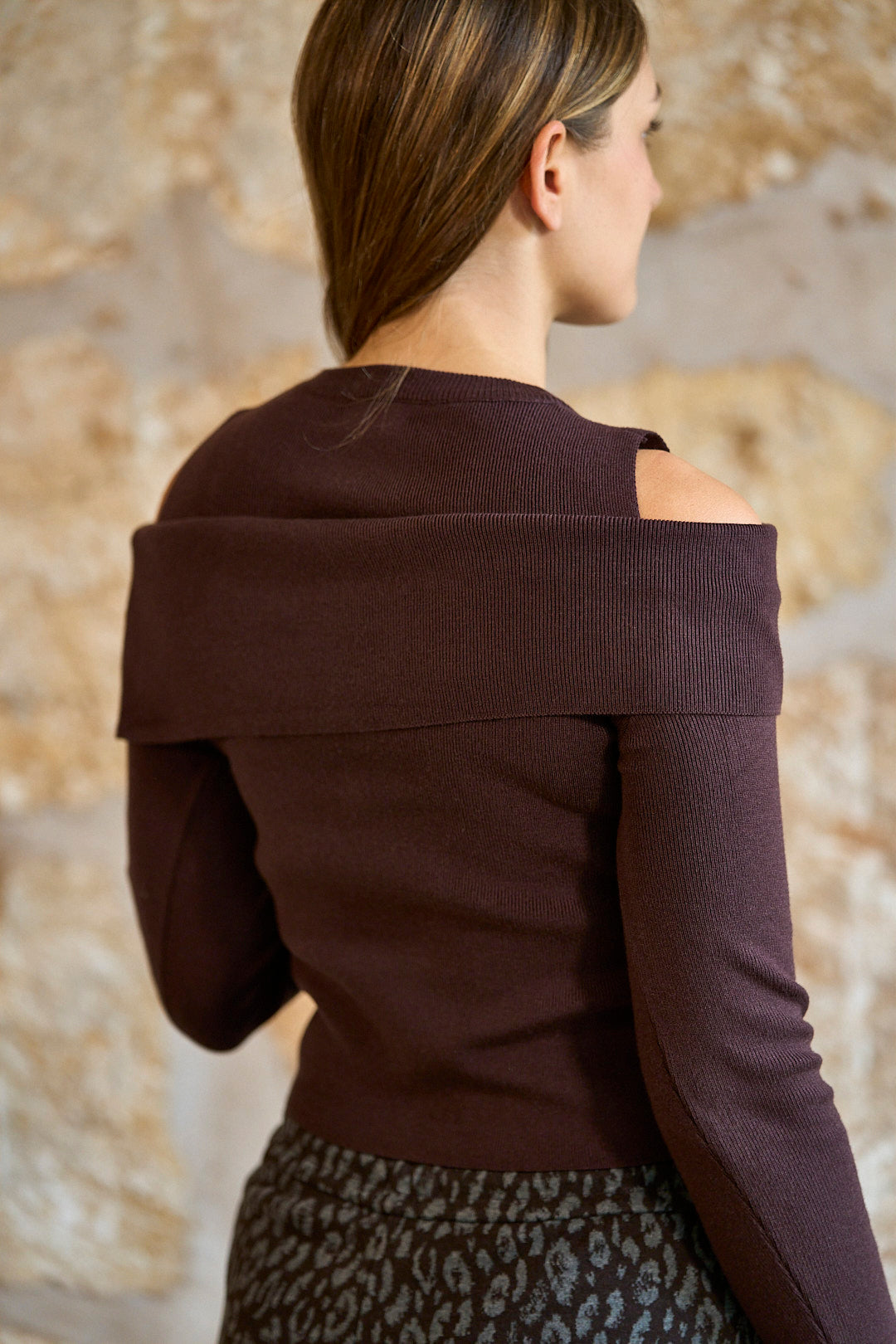 Top cut out de hombros en color marrón chocolate