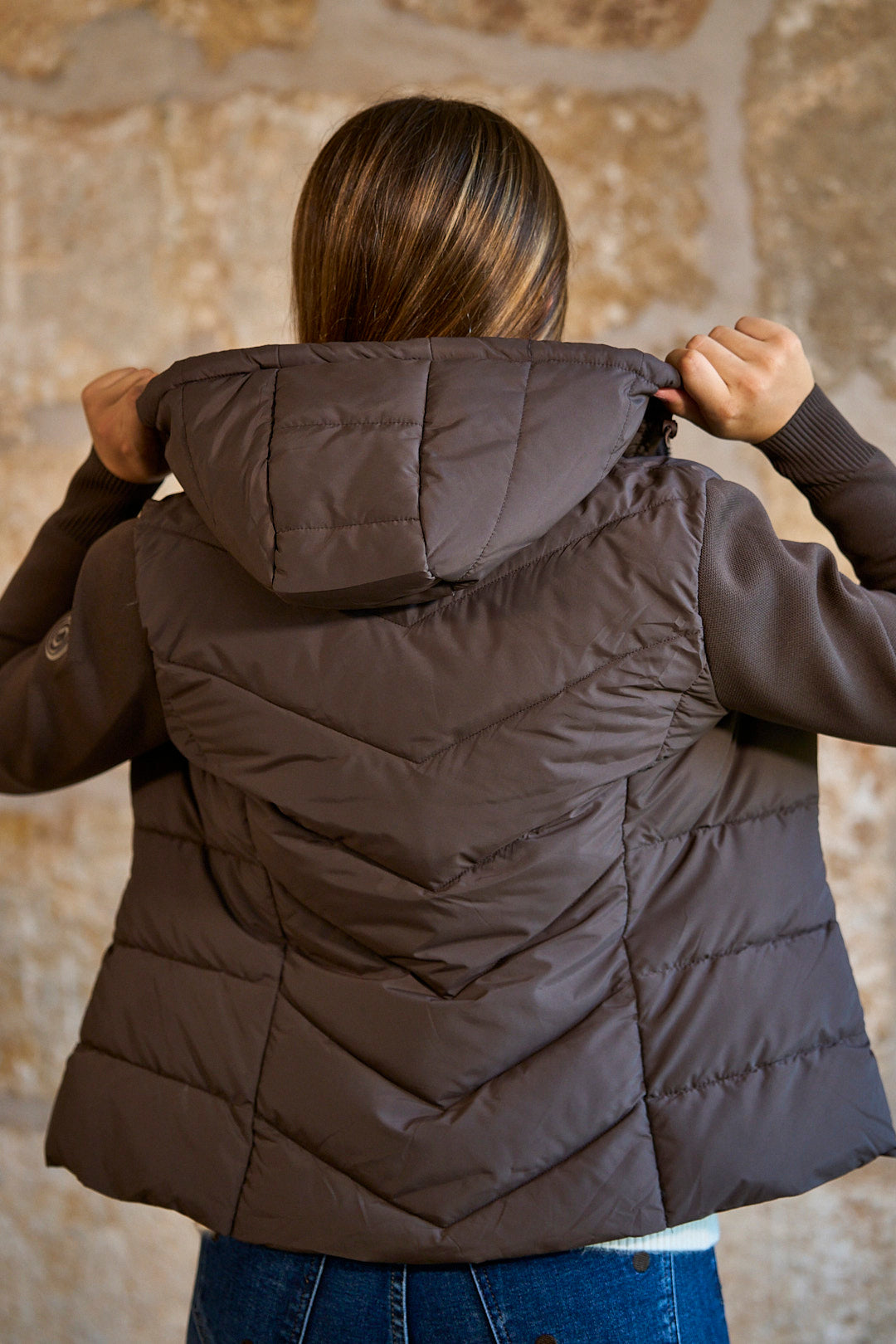 Chaqueta acolchada con mangas de punto y capucha en color marrón chocolate