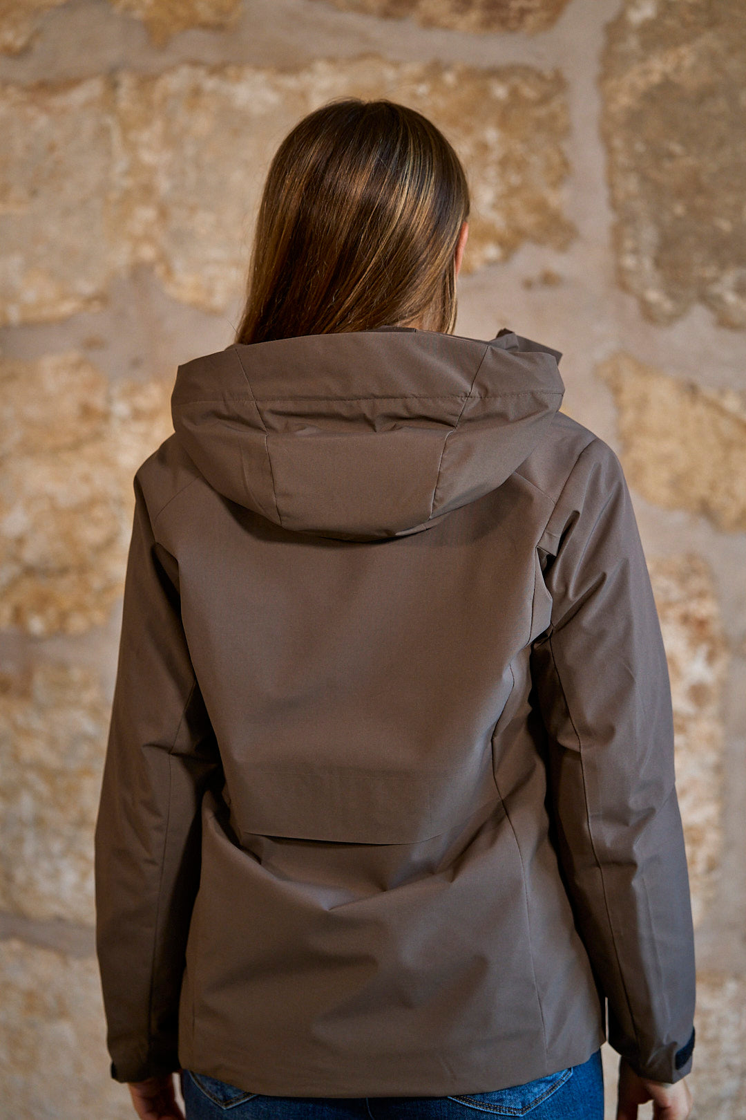 Chaqueta impermeable con capucha en color marrón