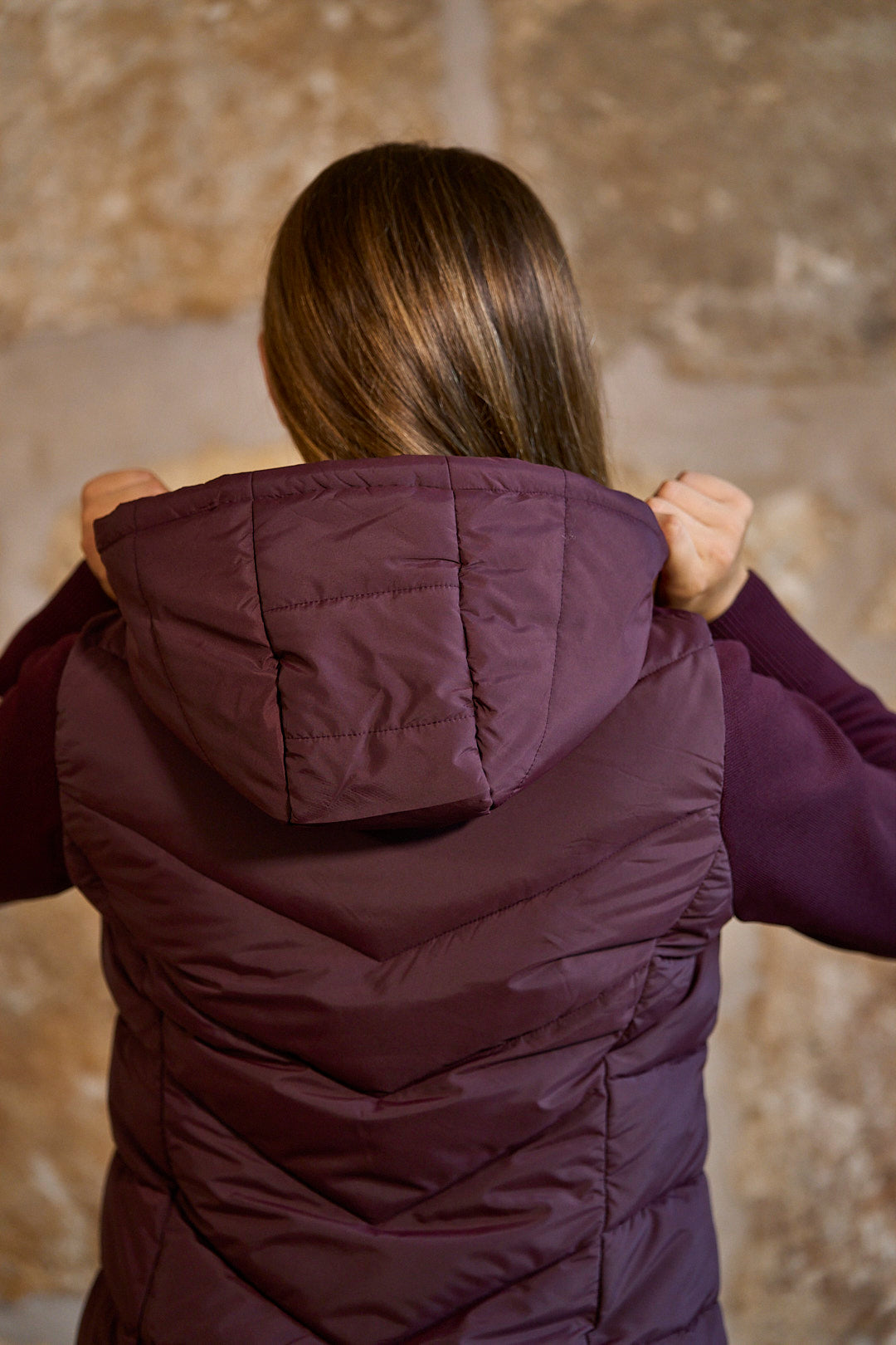 Chaqueta acolchada con mangas de punto y capucha en color granate