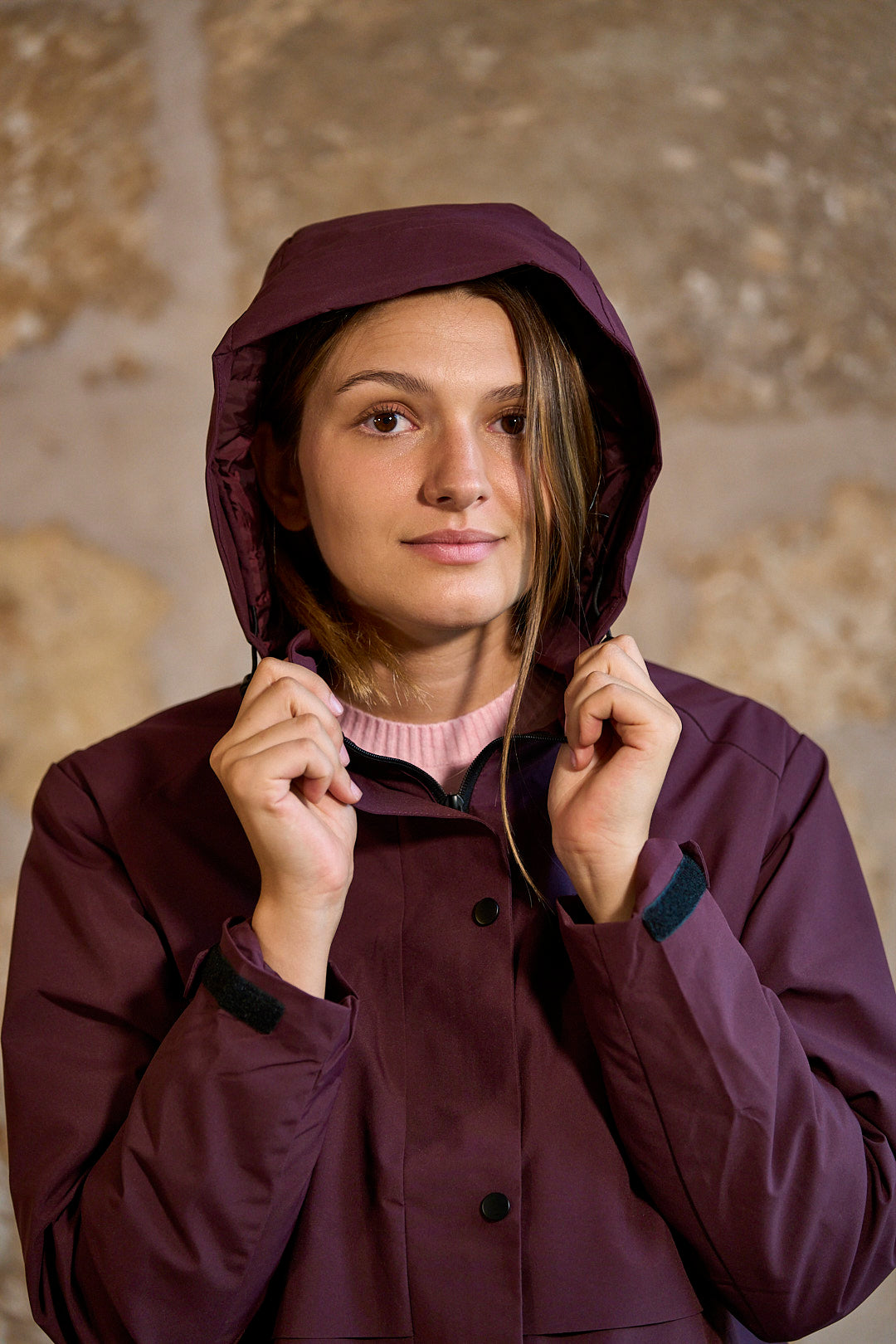 Chaqueta impermeable con capucha en color berenjena