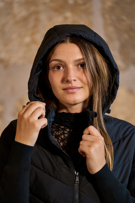 Chaqueta acolchada con mangas de punto y capucha en color negro