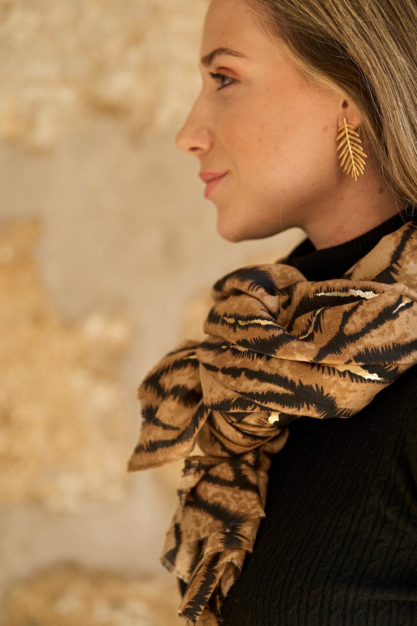 Foulard estampat marró amb detalls daurats