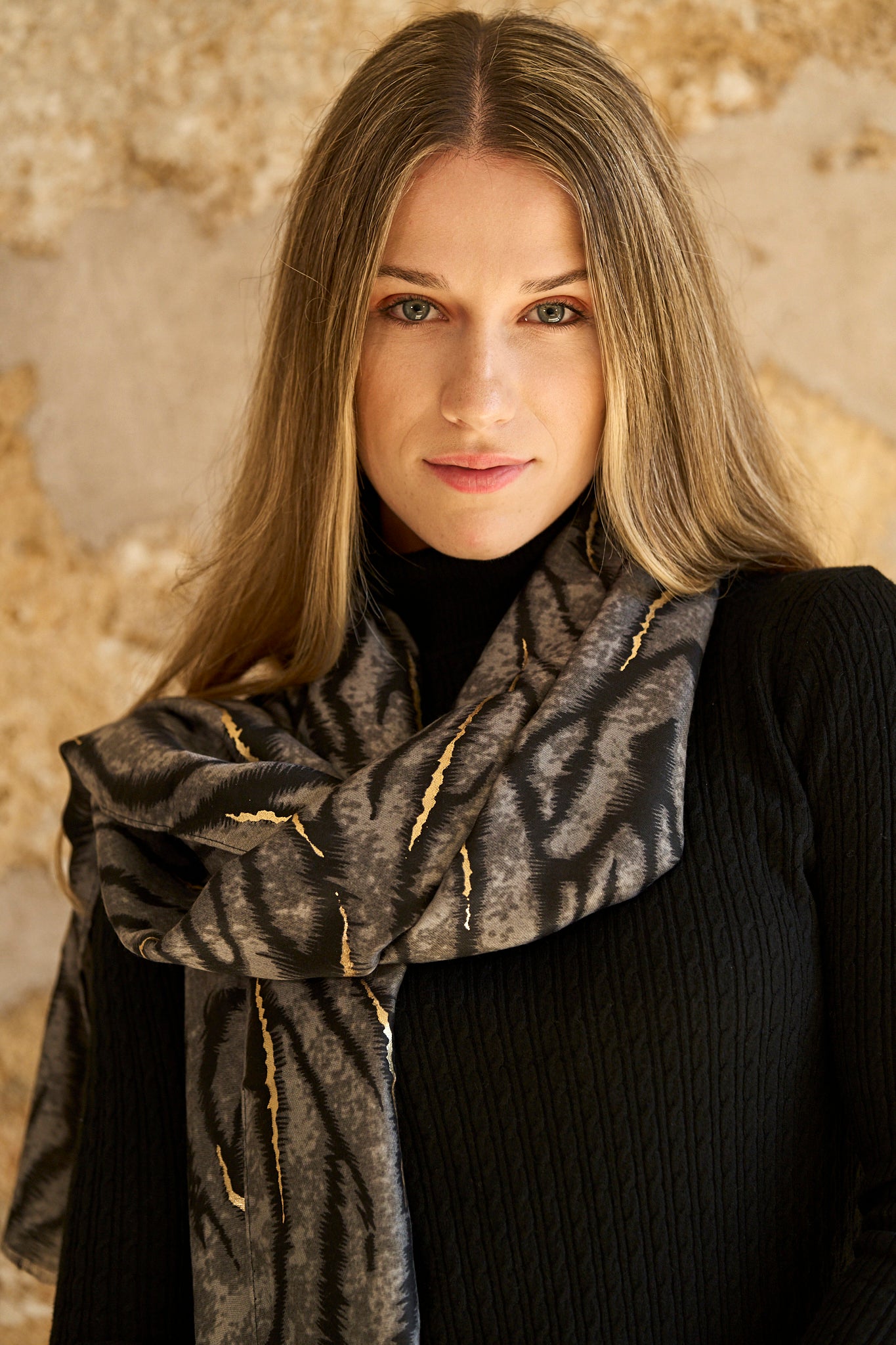 Foulard estampat gris amb detalls daurats