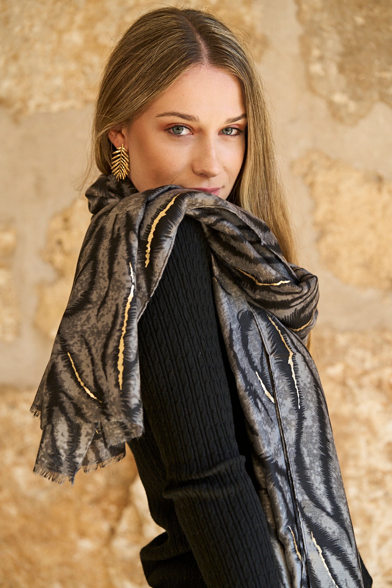 Foulard estampat gris amb detalls daurats