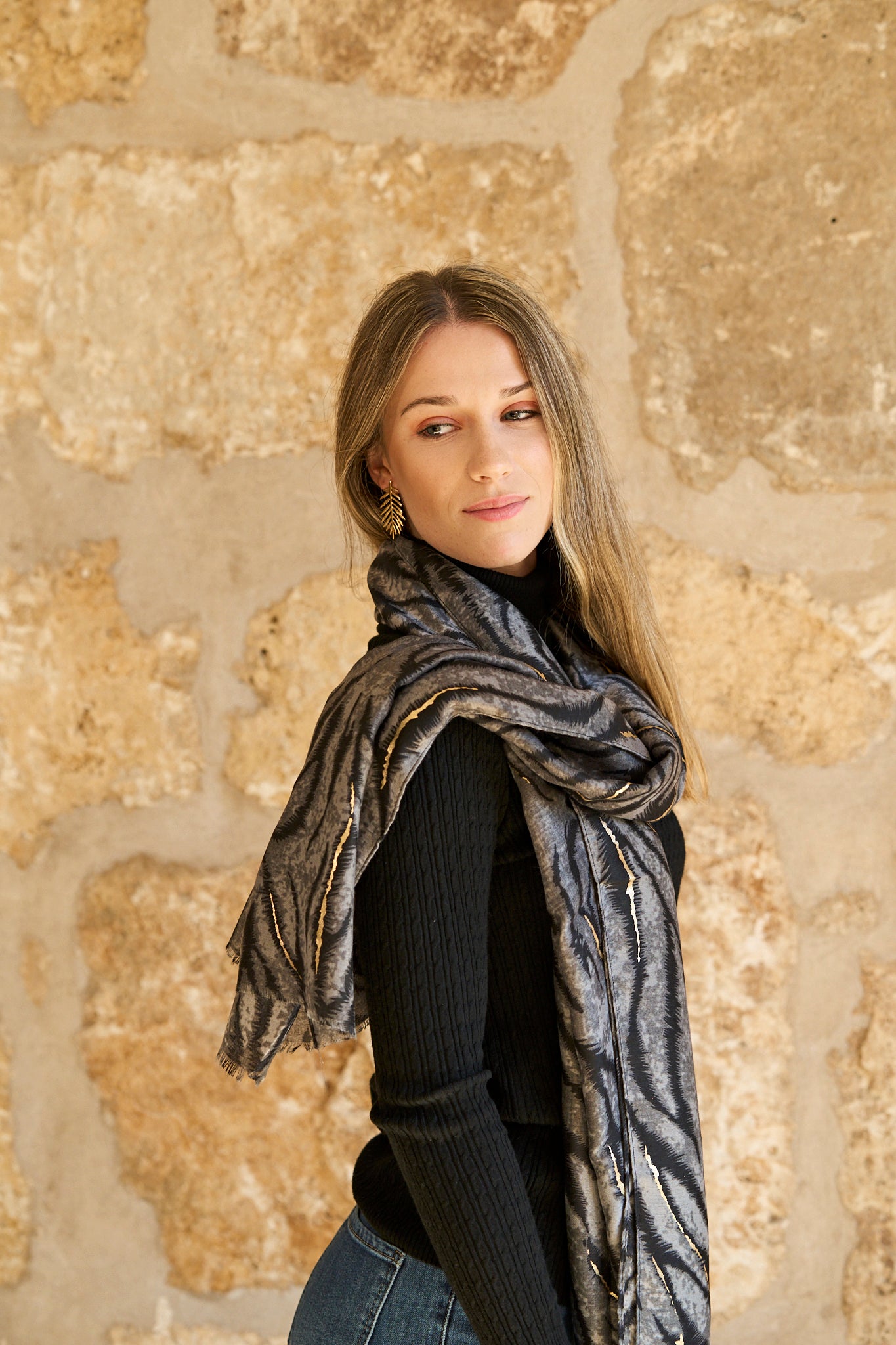 Foulard estampat gris amb detalls daurats