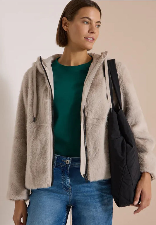 Chaqueta corta de pelo sintético con capucha