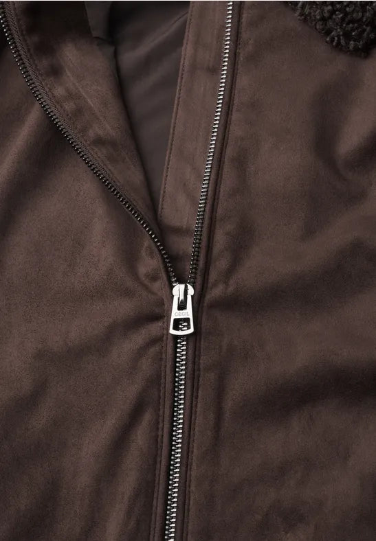 Chaqueta de terciopelo marrón con cuello de borreguito