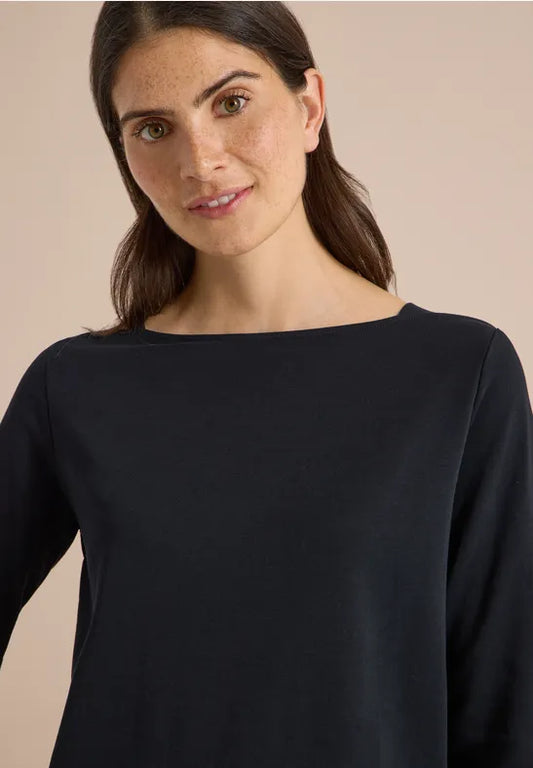 Camiseta básica de algodón con cuello barco en color negro