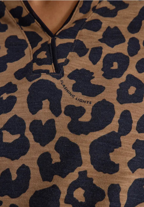 Camisa de manga tres cuartos con escote en V y estampado de leopardo