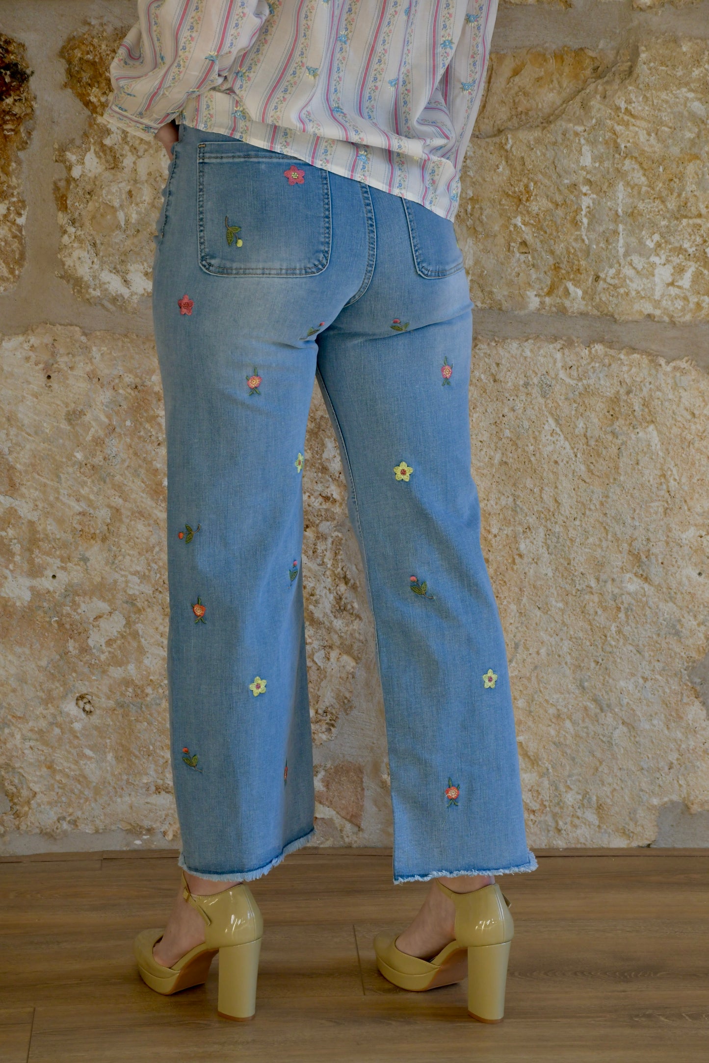 Pantalón denim recto bordado floral