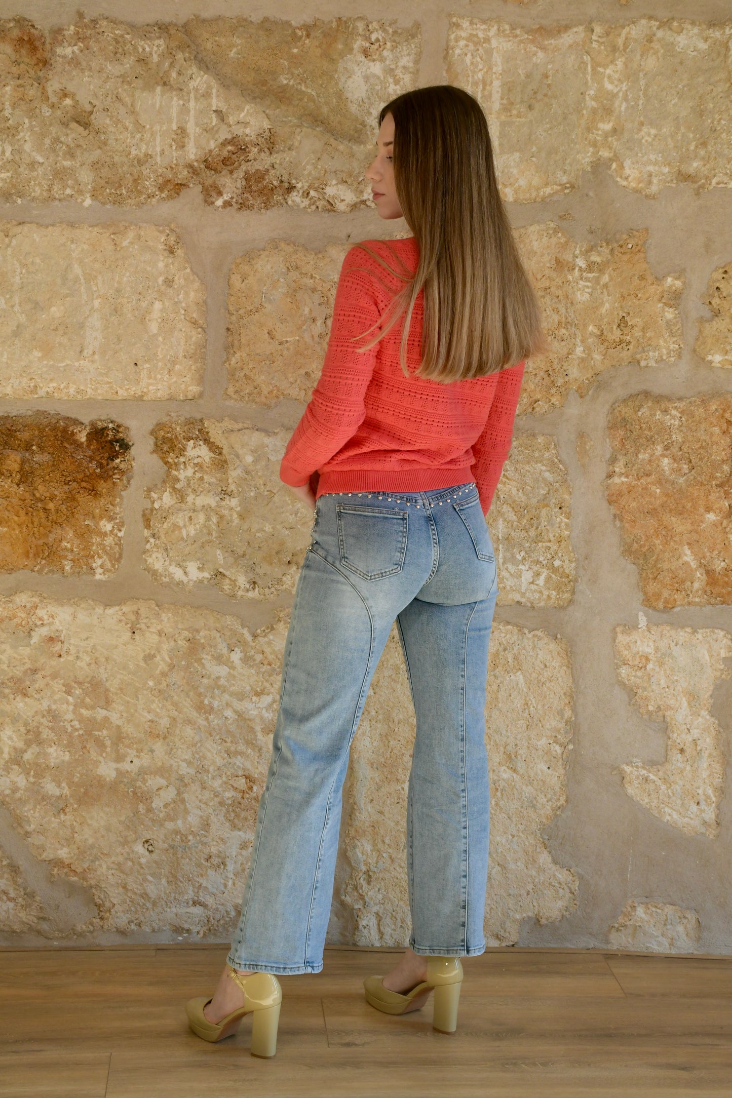 Pantalón denim con tachuelas