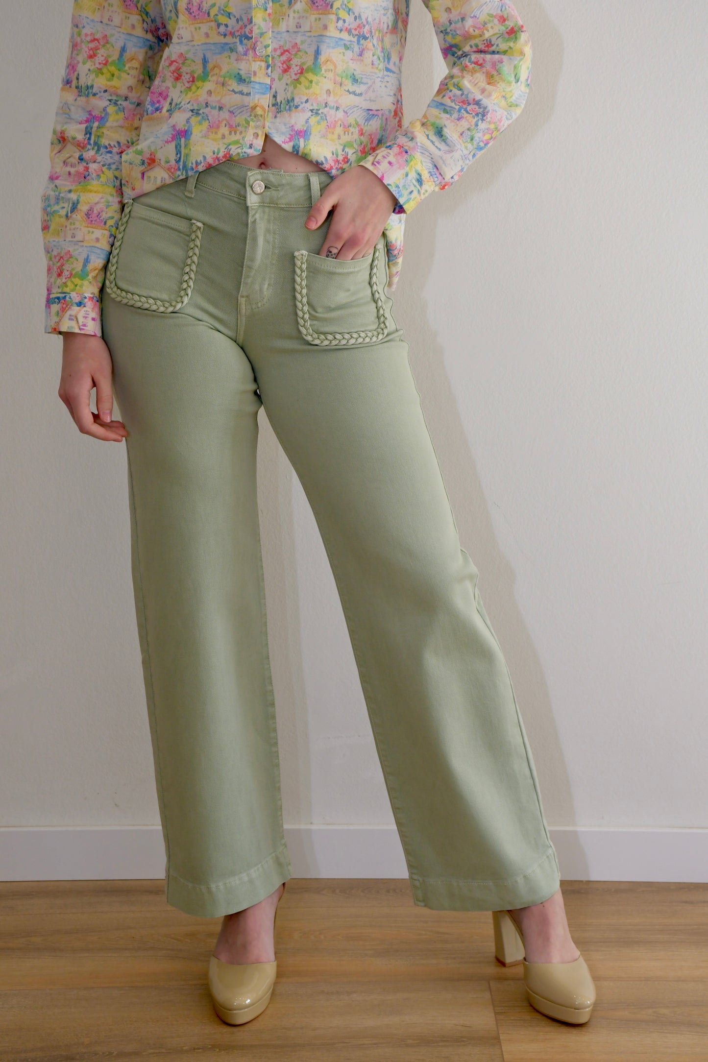 Pantalón recto verde manzana bolsillos trenzados