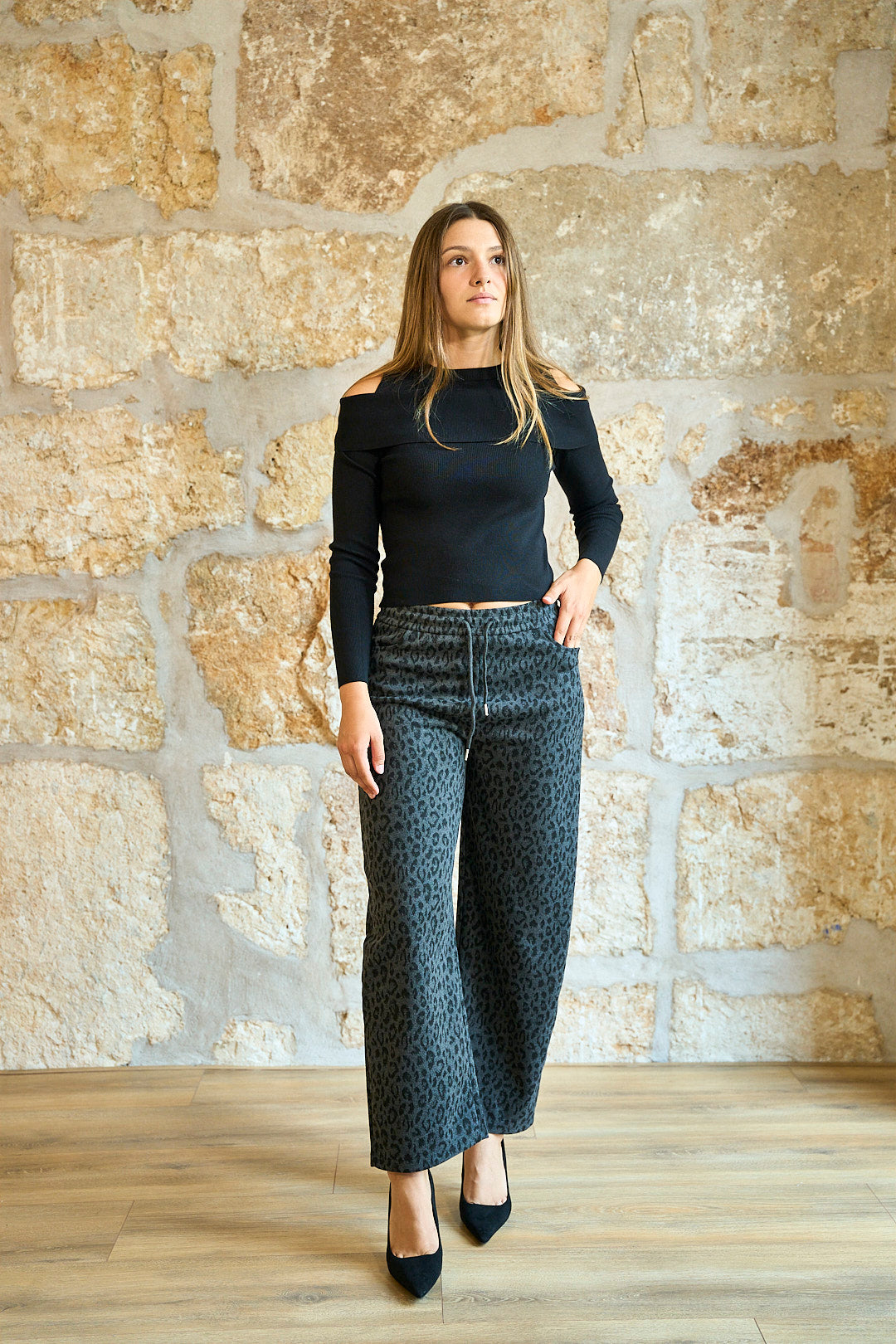Pantalón ancho de punto con estampado animal en color gris