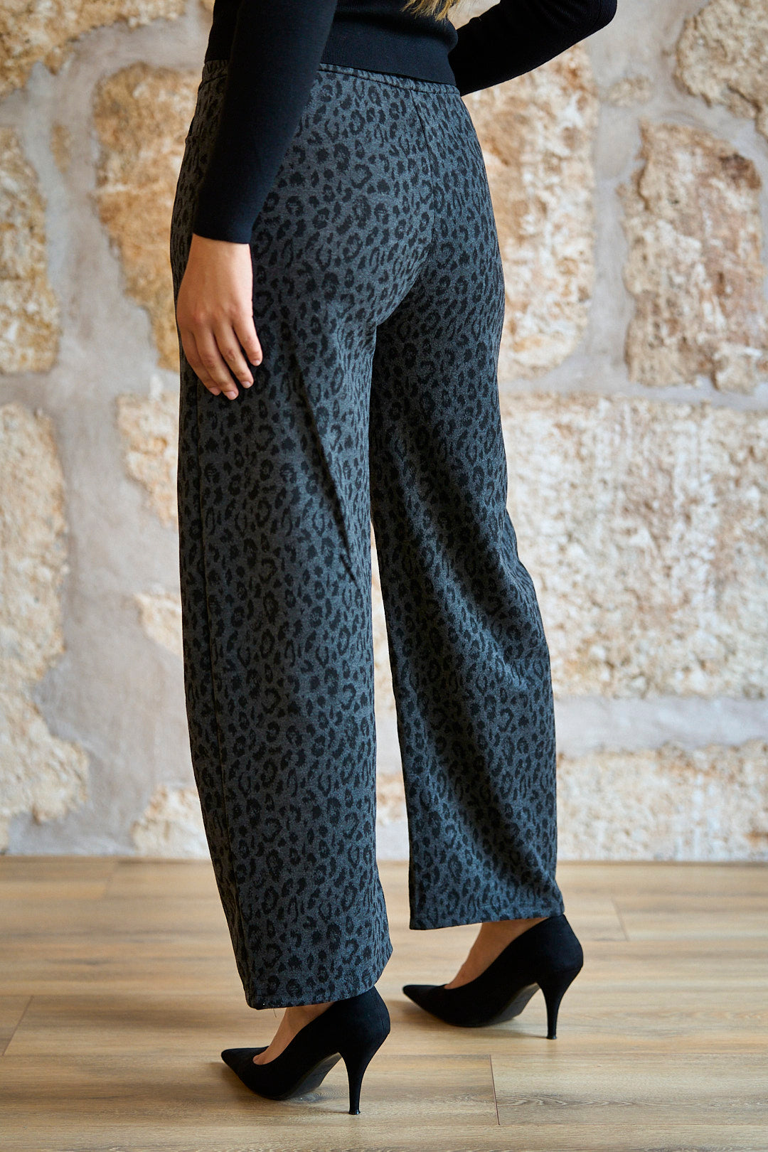 Pantalón ancho de punto con estampado animal en color gris
