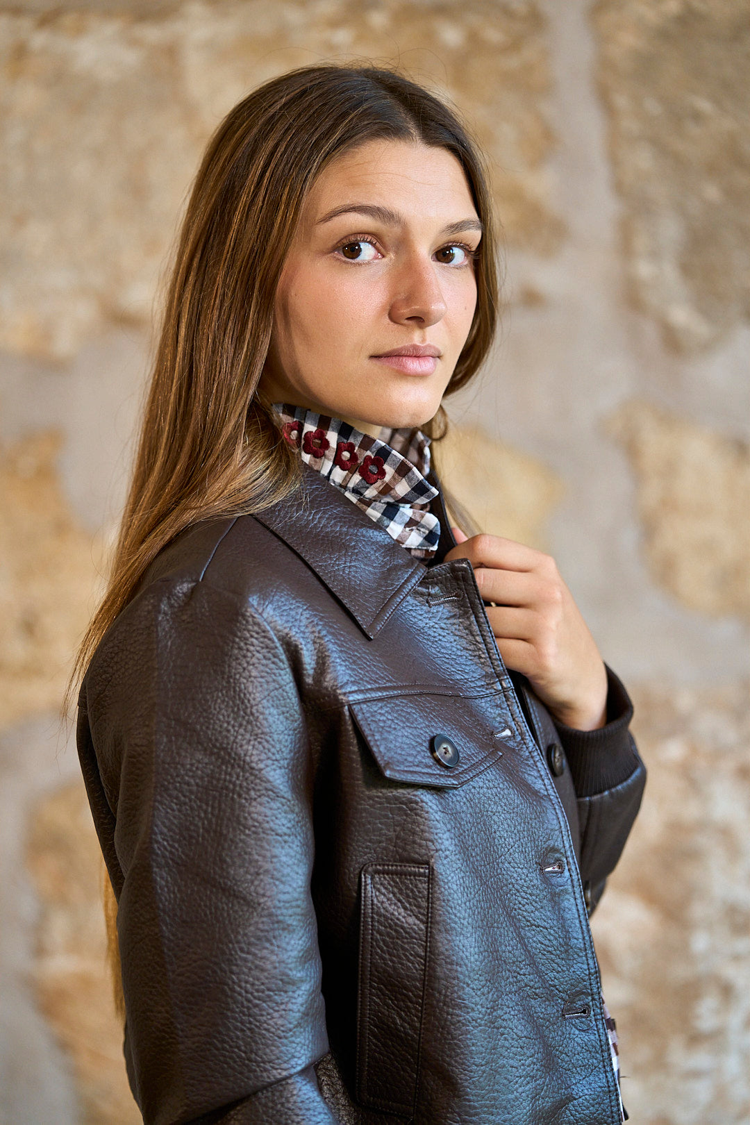 Chaqueta efecto piel con bolsillos en color marrón