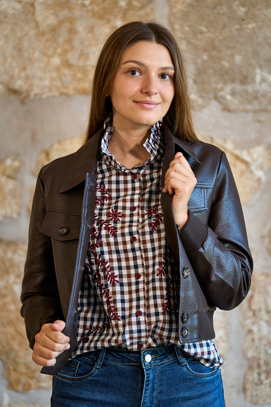 Chaqueta efecto piel con bolsillos en color marrón