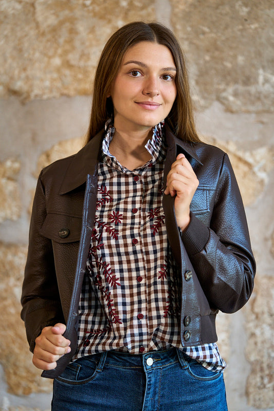 Chaqueta efecto piel con bolsillos en color marrón