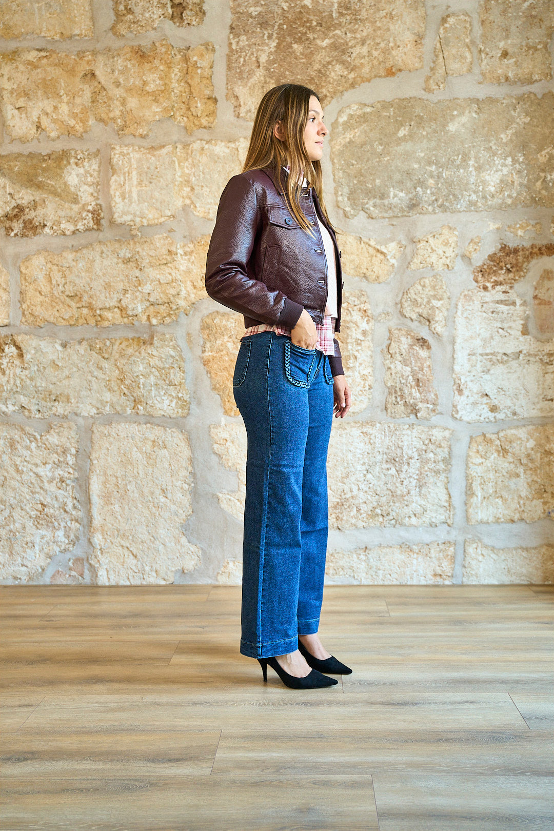Chaqueta efecto piel con bolsillos en color burdeos