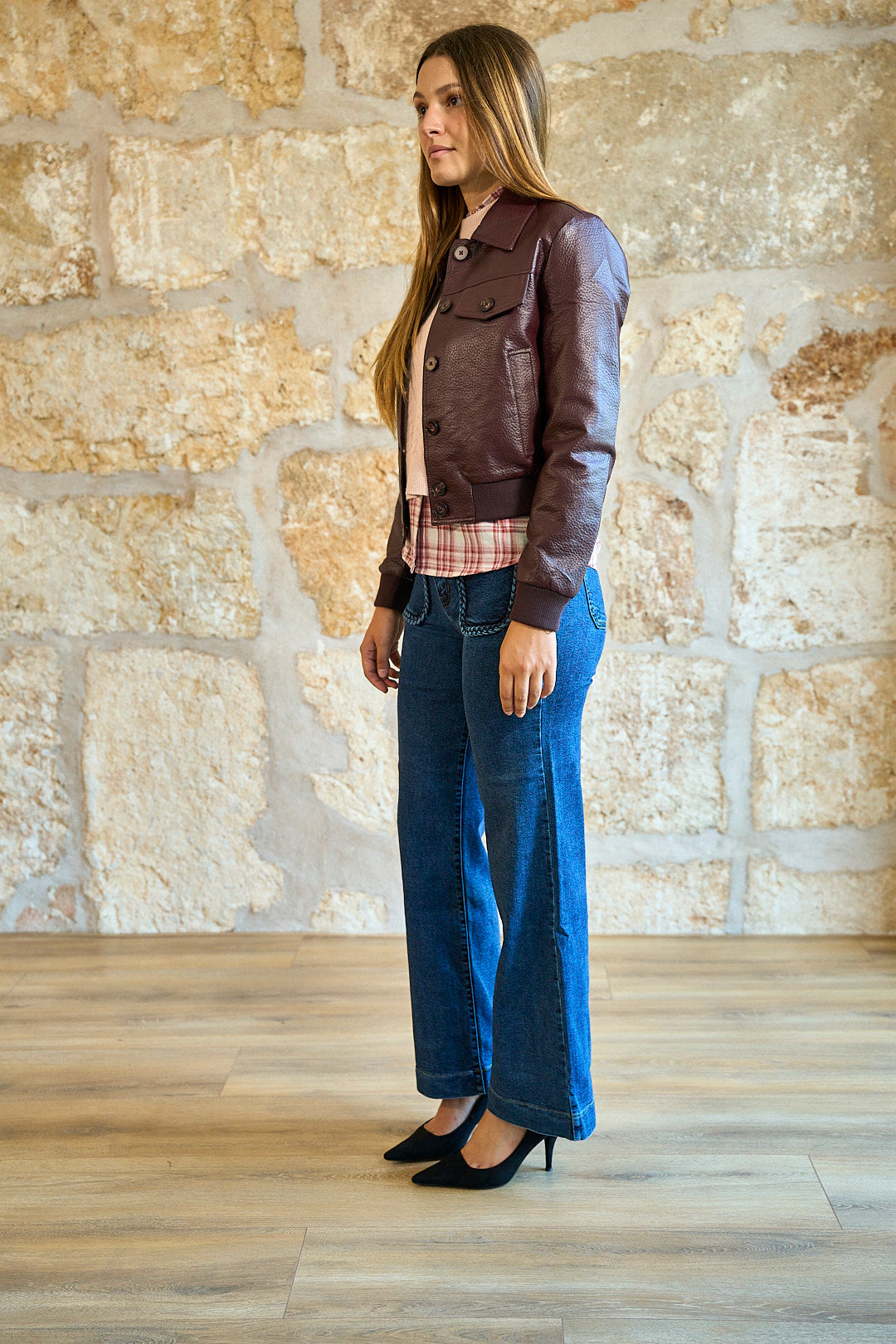 Chaqueta efecto piel con bolsillos en color burdeos