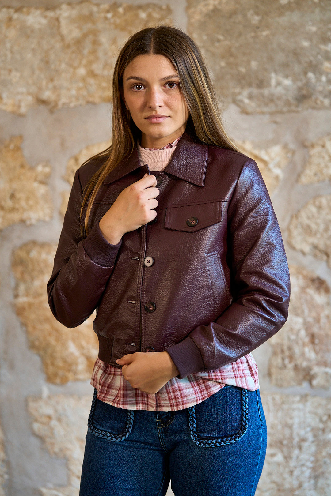 Chaqueta efecto piel con bolsillos en color burdeos