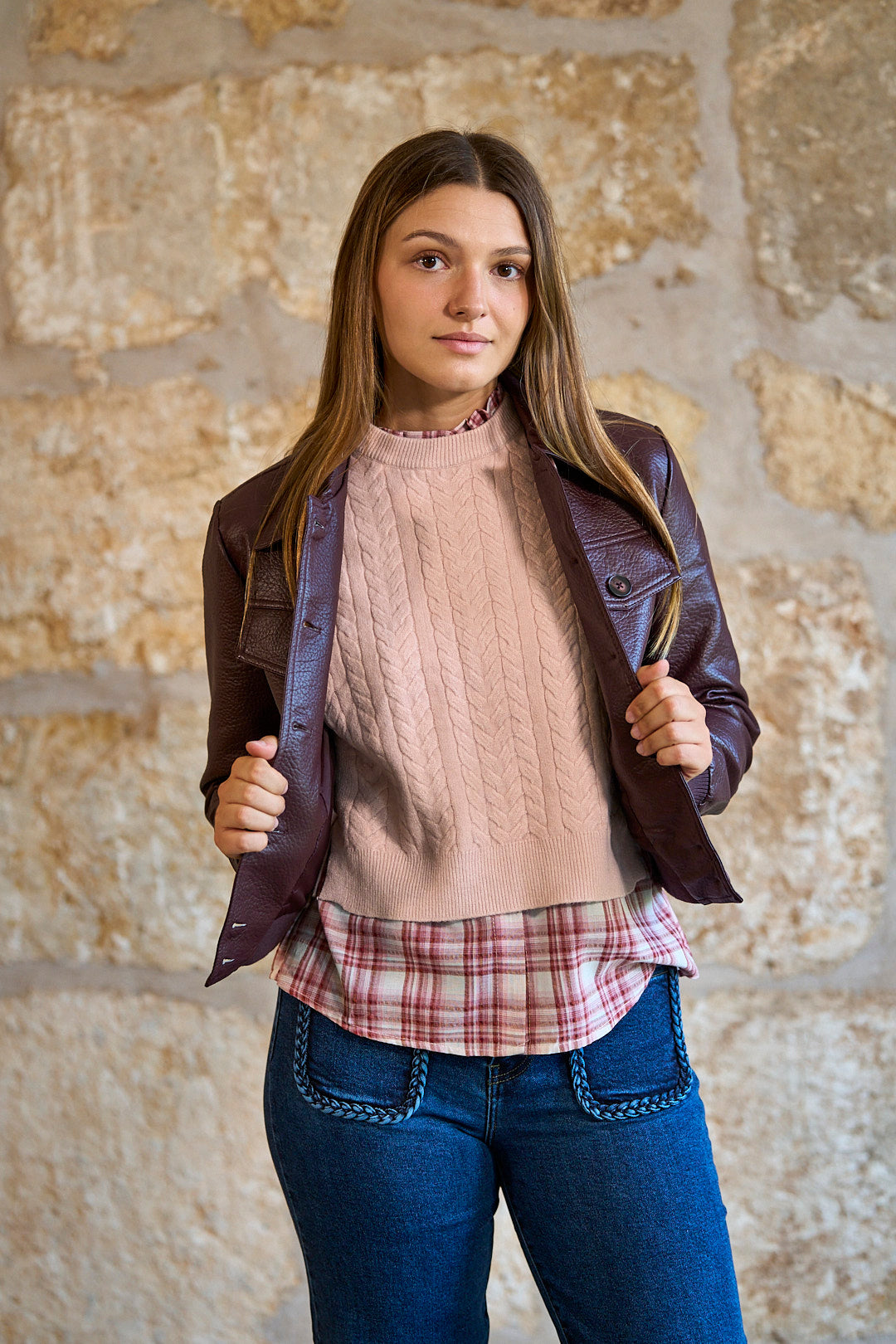 Chaqueta efecto piel con bolsillos en color burdeos