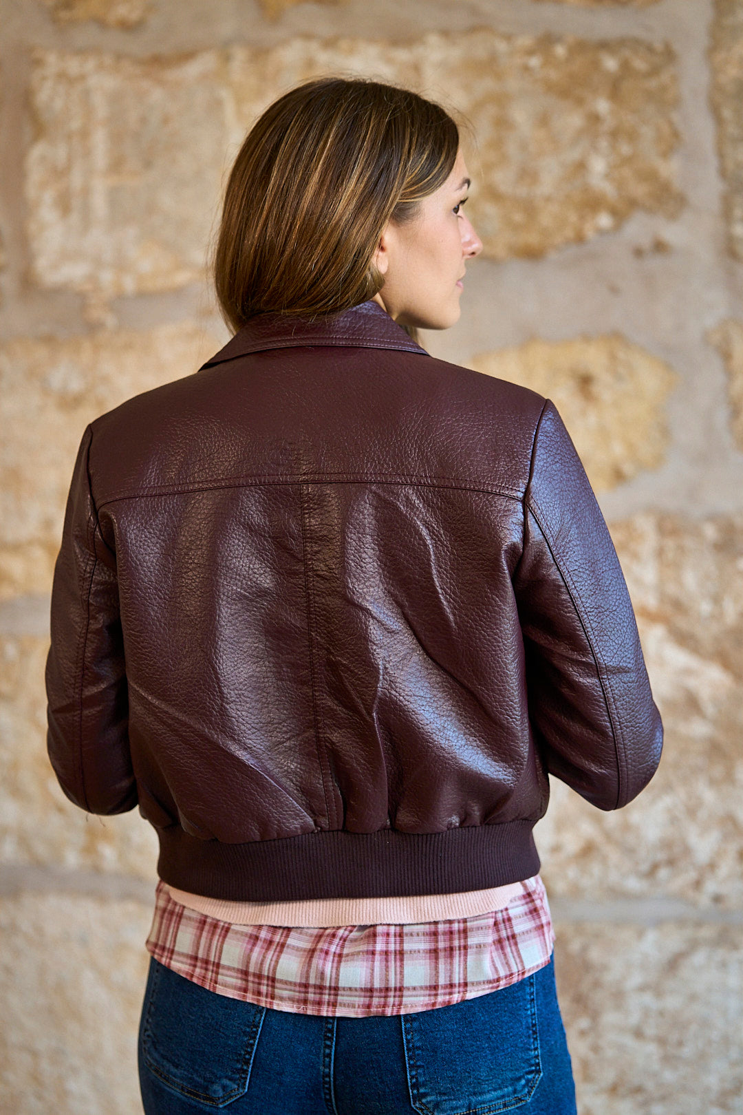 Chaqueta efecto piel con bolsillos en color burdeos