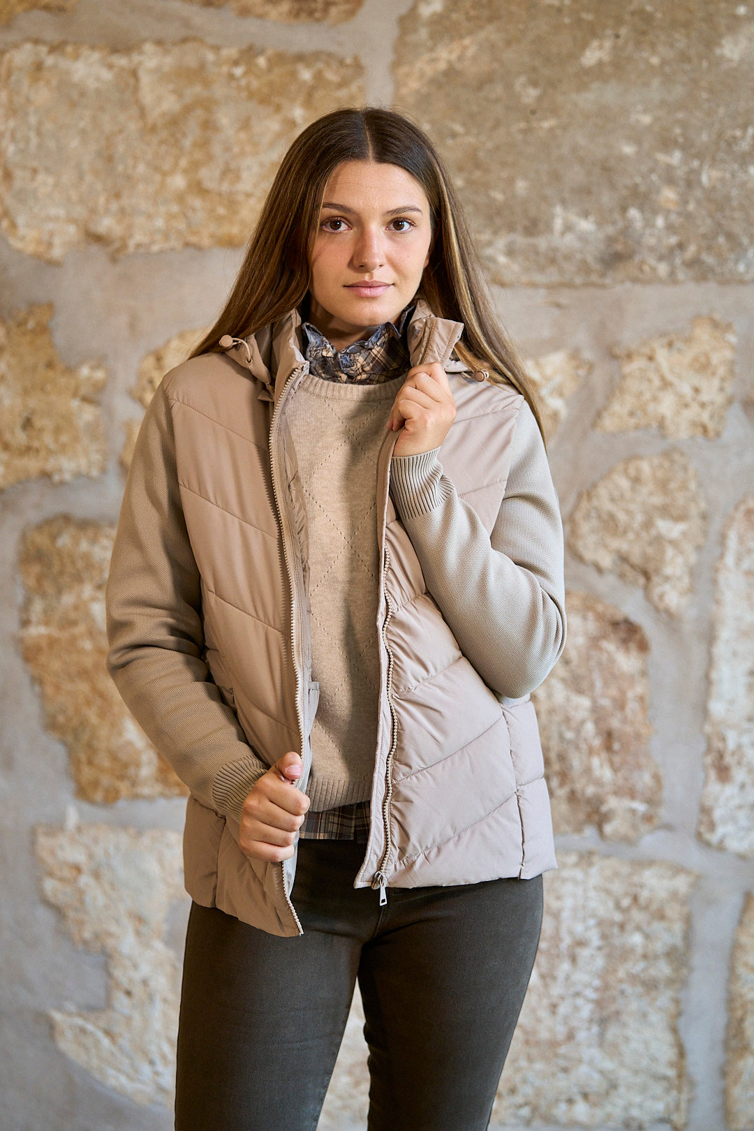 Chaqueta acolchada con mangas de punto y capucha en color beige