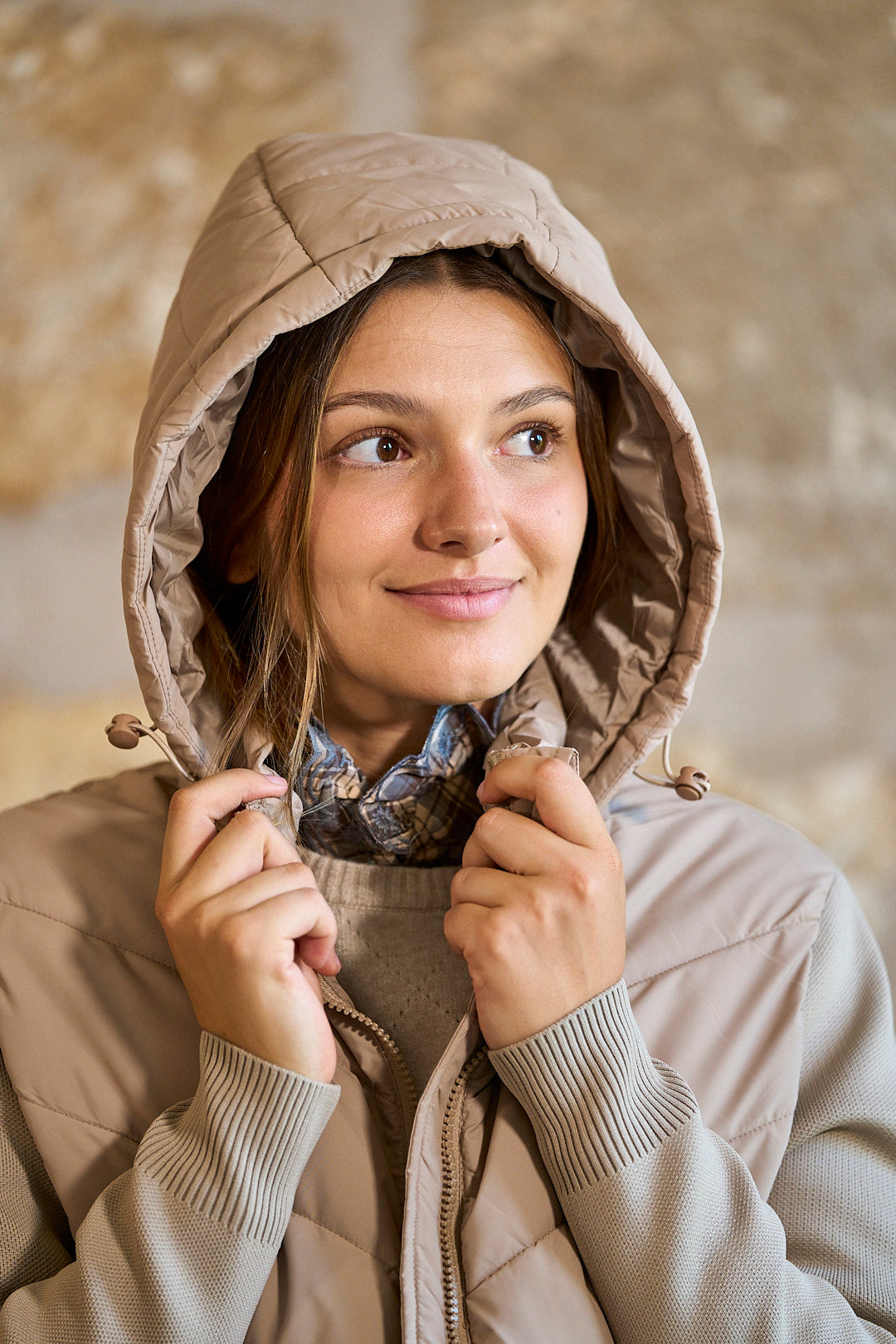 Chaqueta acolchada con mangas de punto y capucha en color beige