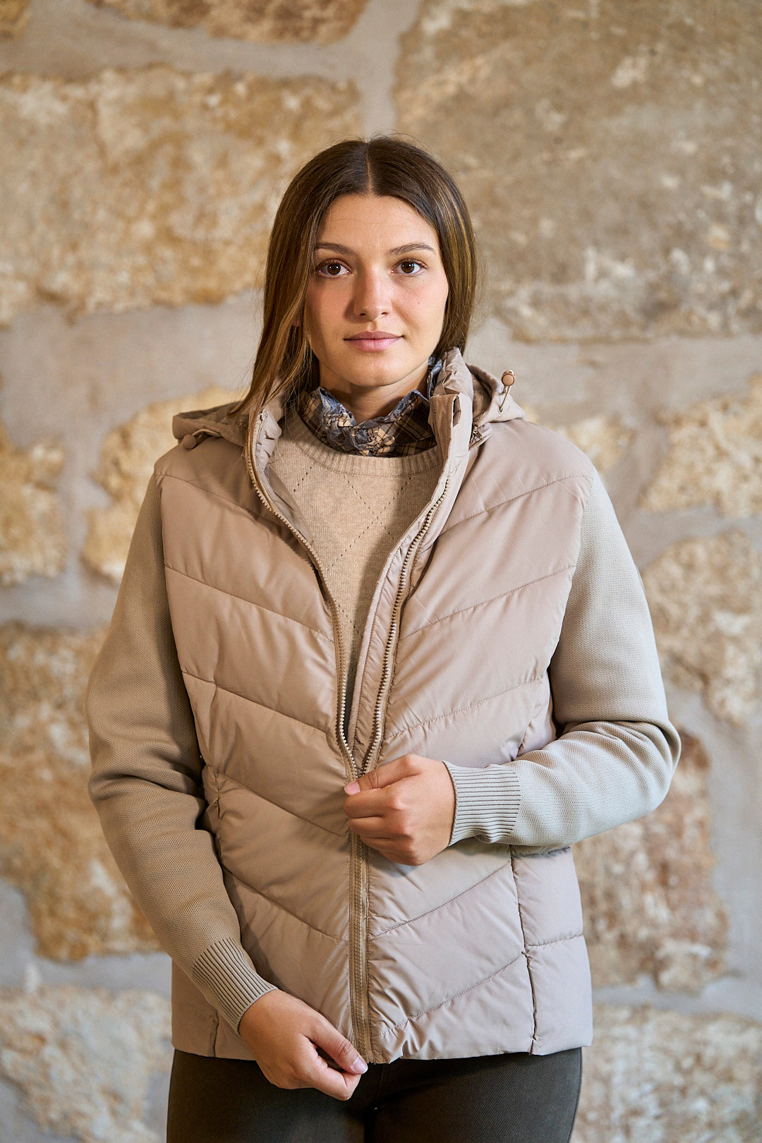 Chaqueta acolchada con mangas de punto y capucha en color beige