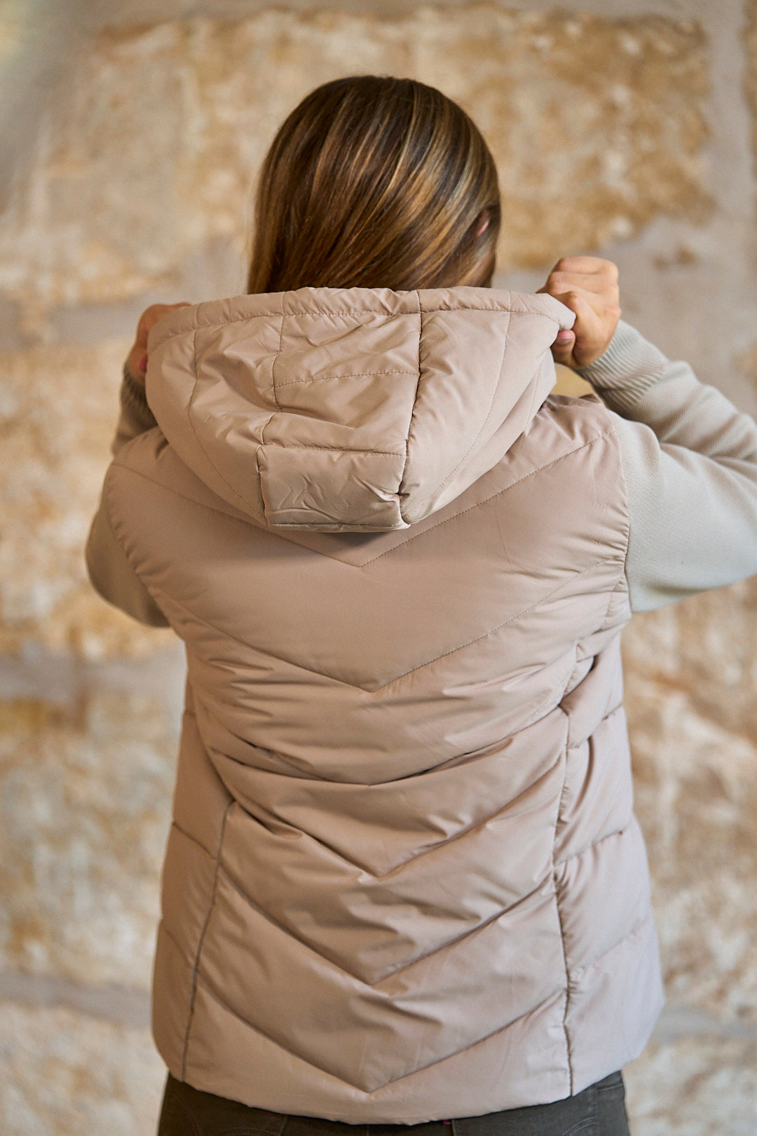 Chaqueta acolchada con mangas de punto y capucha en color beige