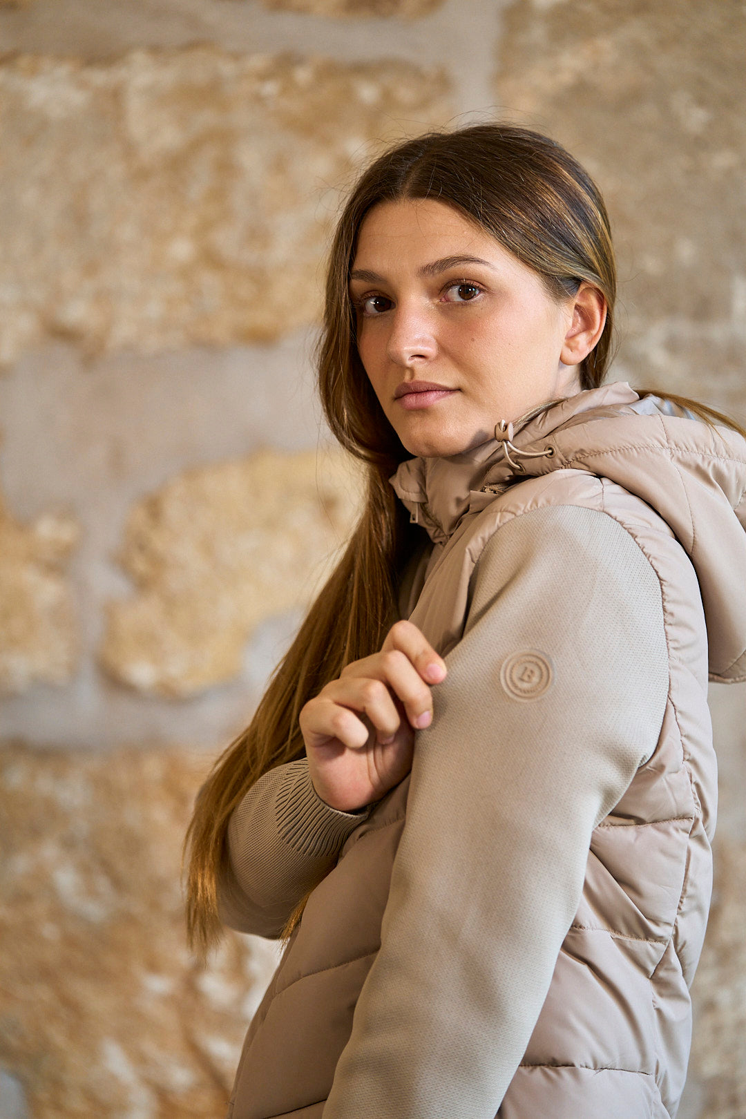 Chaqueta acolchada con mangas de punto y capucha en color beige