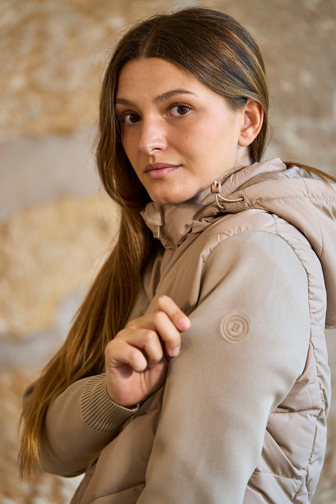 Chaqueta acolchada con mangas de punto y capucha en color beige