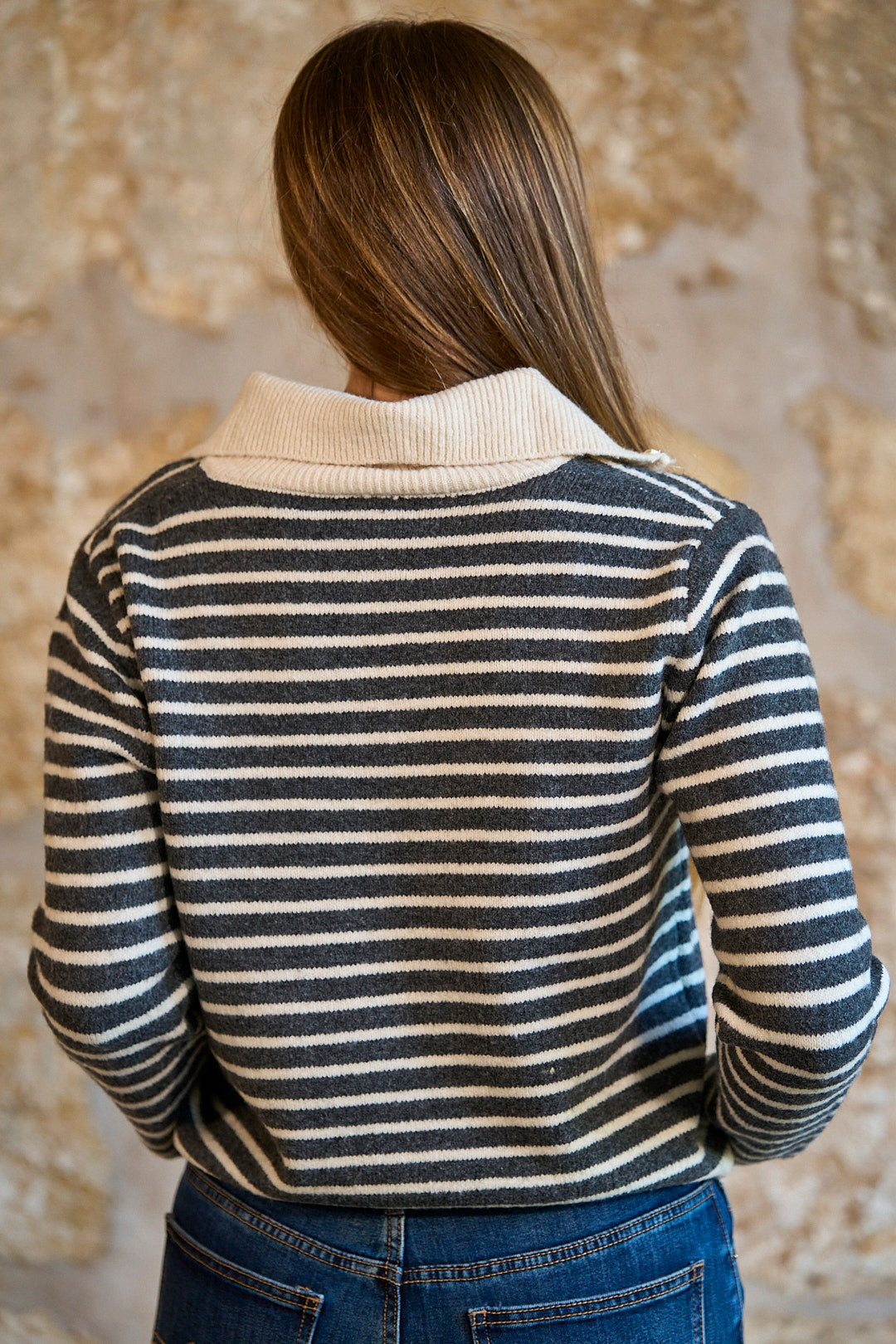 Jersey de rayas con cremallera en color gris