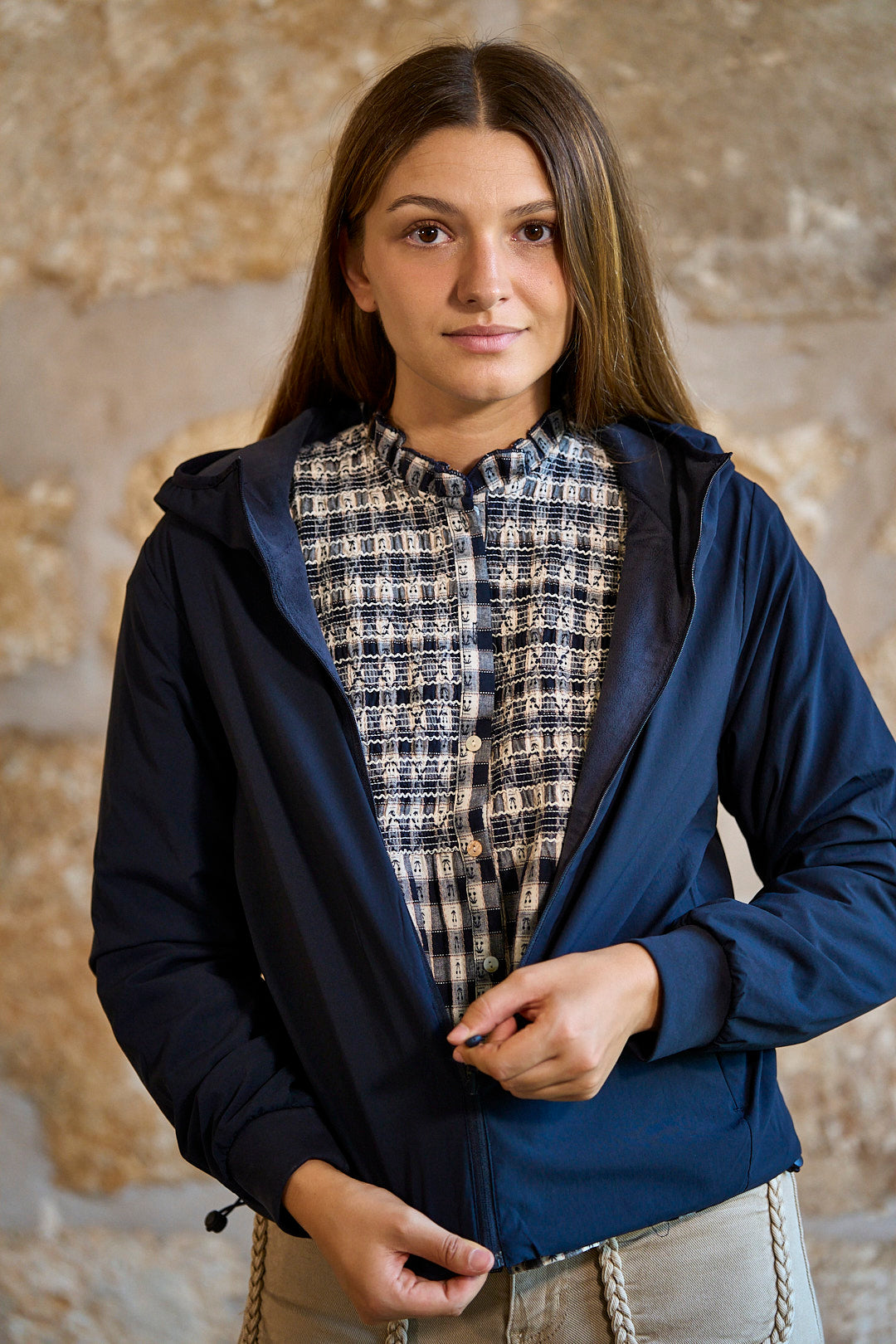 Chaqueta reversible con capucha en color azul marino