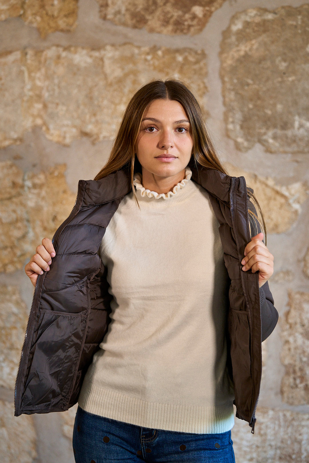 Chaqueta acolchada con mangas de punto y capucha en color marrón chocolate