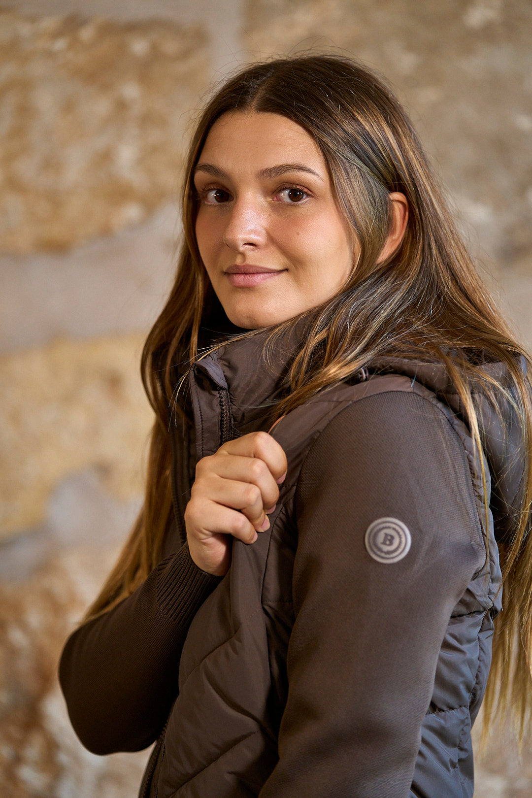 Chaqueta acolchada con mangas de punto y capucha en color marrón chocolate