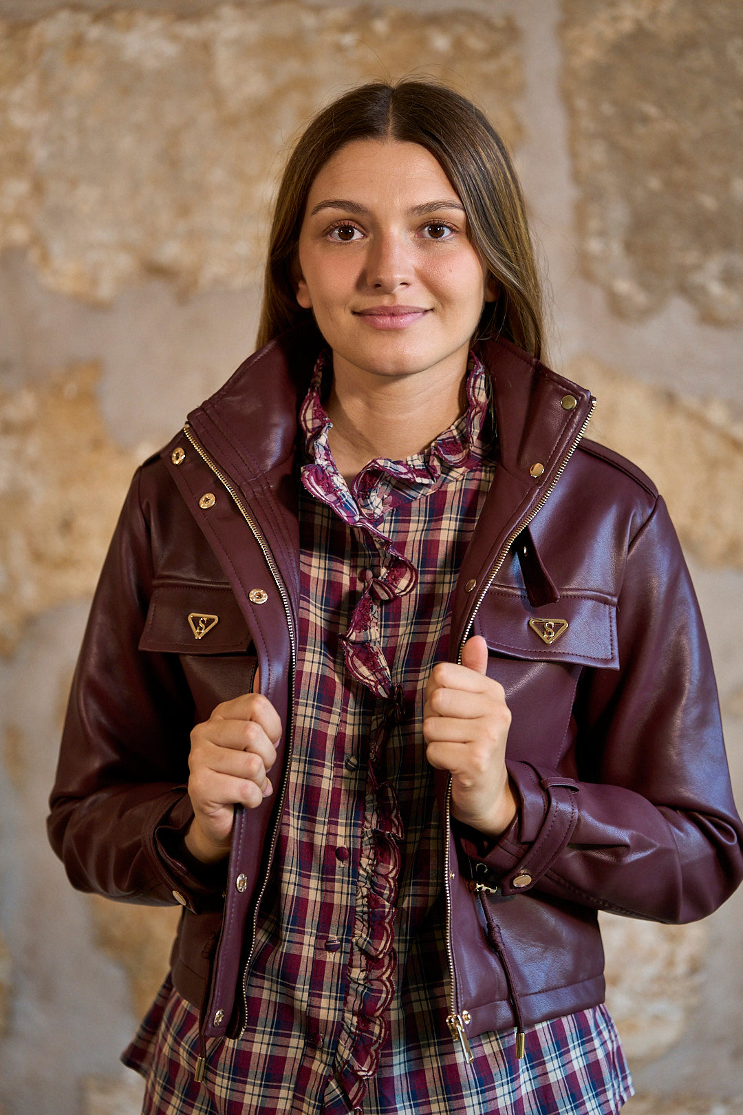 Chaqueta de polipiel con detalles dorados color burdeos