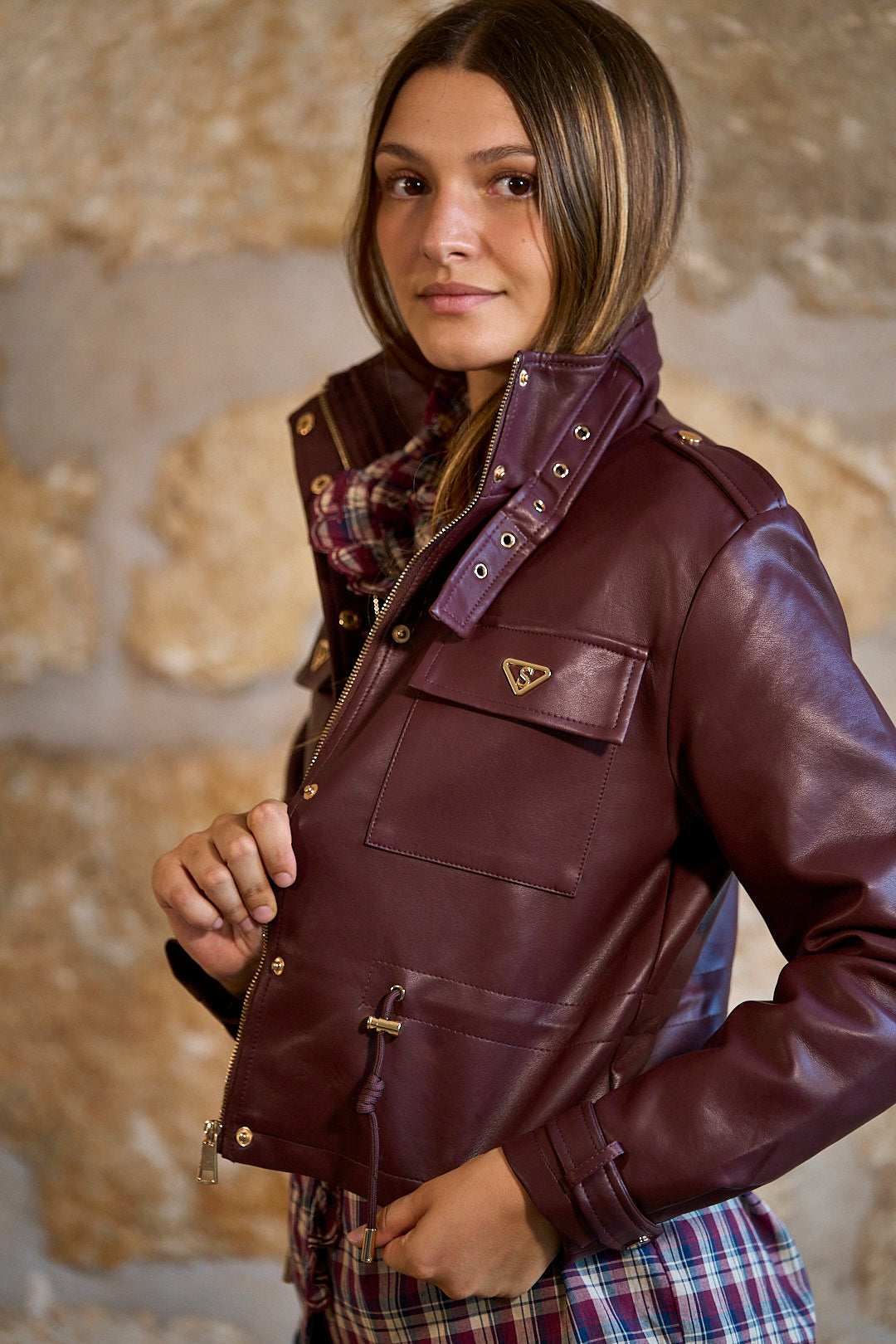 Chaqueta de polipiel con detalles dorados color burdeos