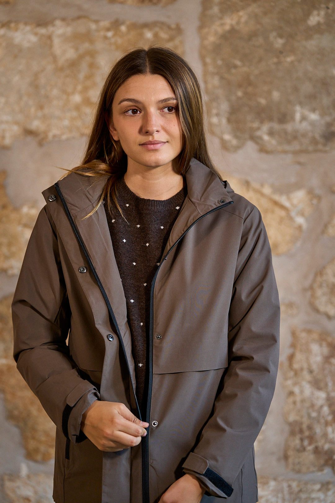 Chaqueta impermeable con capucha en color marrón