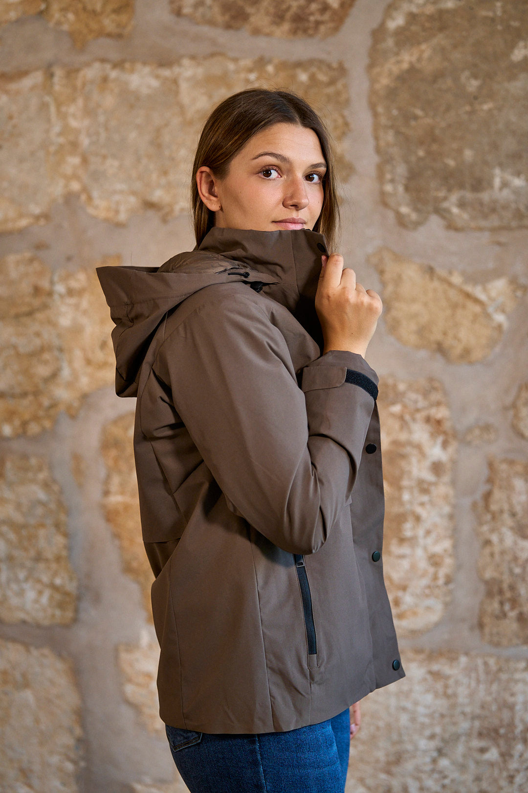 Chaqueta impermeable con capucha en color marrón