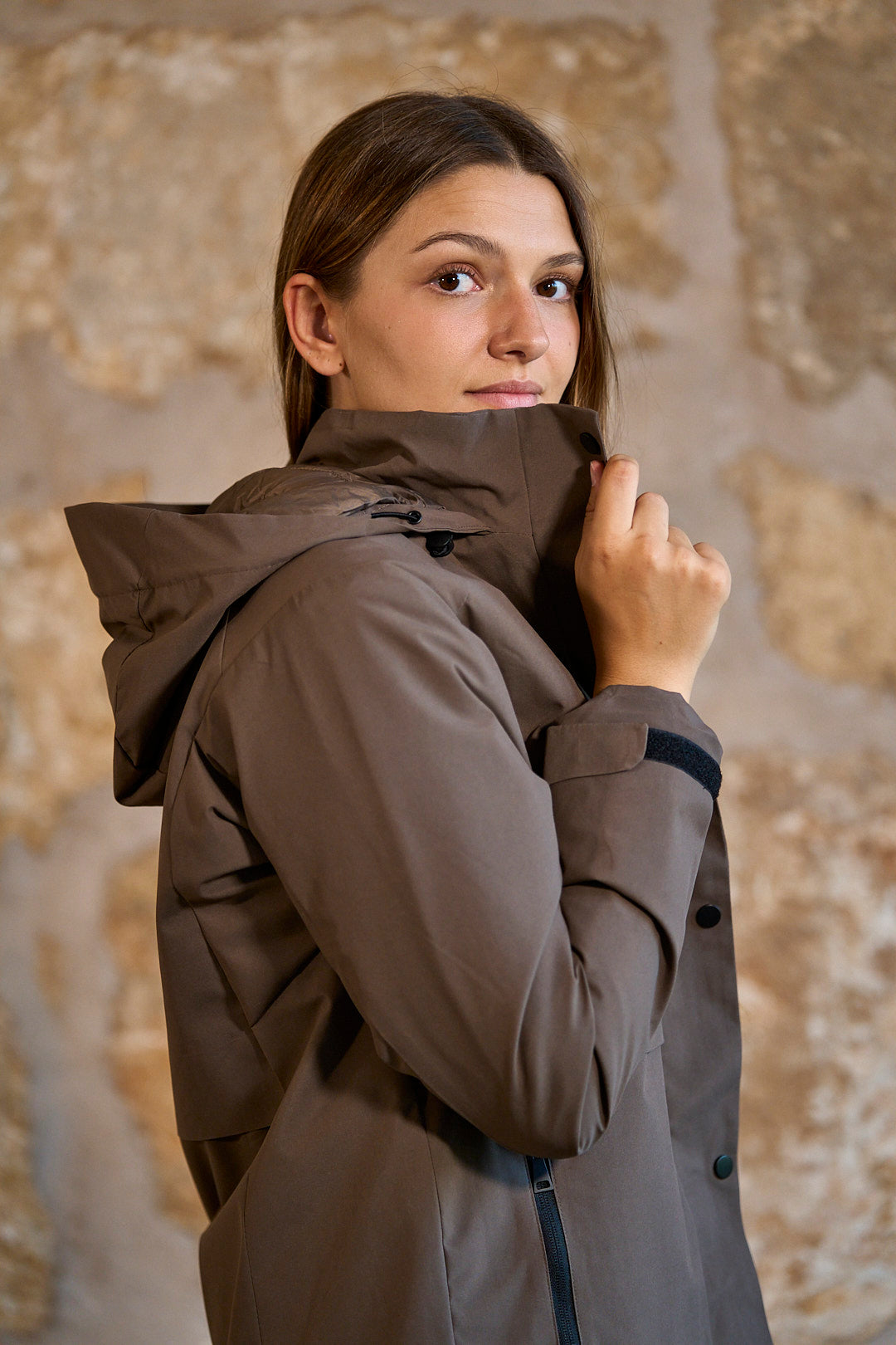 Chaqueta impermeable con capucha en color marrón