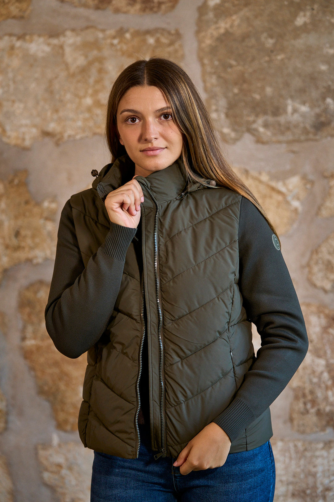 Chaqueta acolchada con mangas de punto y capucha en color verde kaki