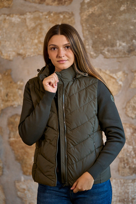 Chaqueta acolchada con mangas de punto y capucha en color verde kaki