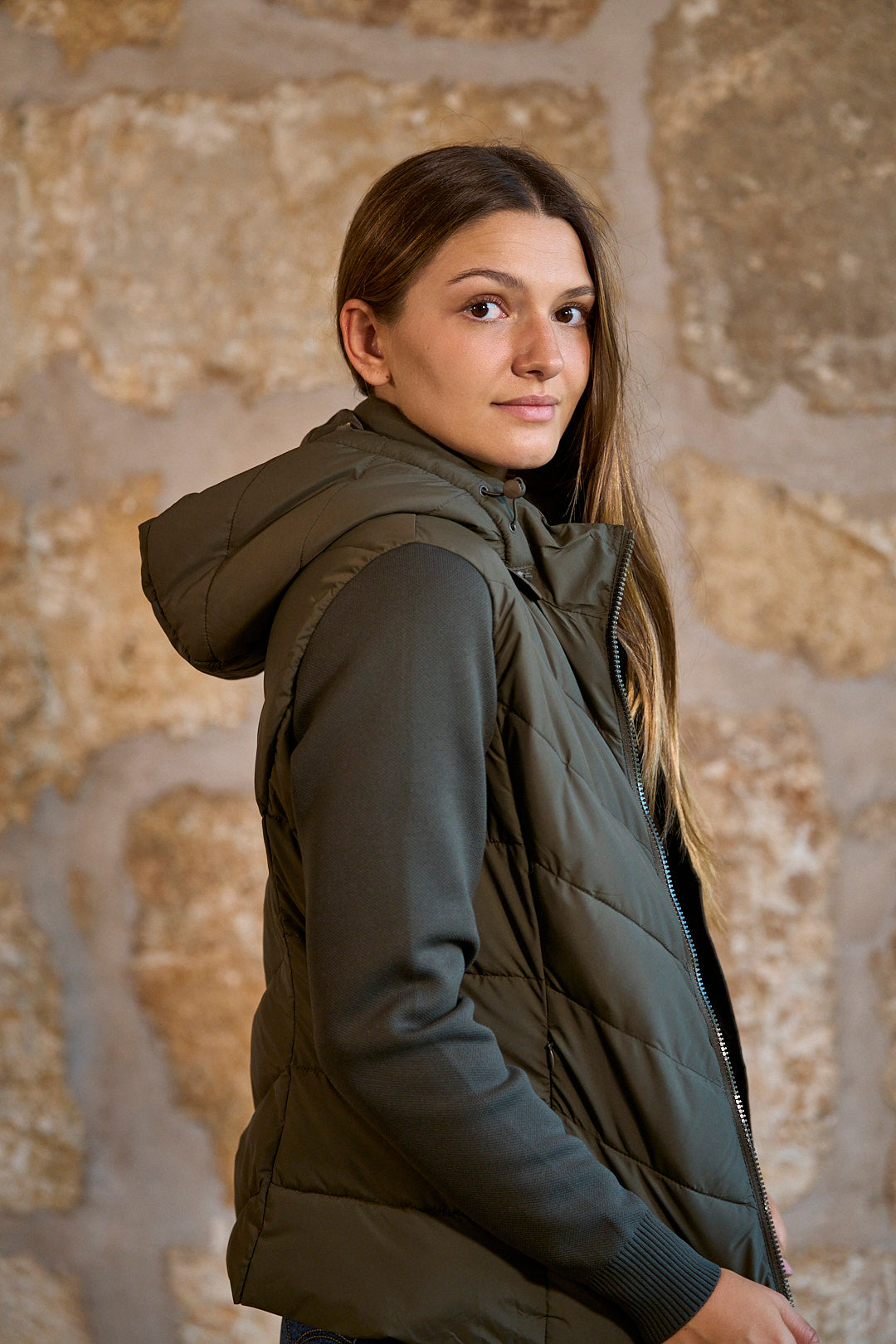 Chaqueta acolchada con mangas de punto y capucha en color verde kaki
