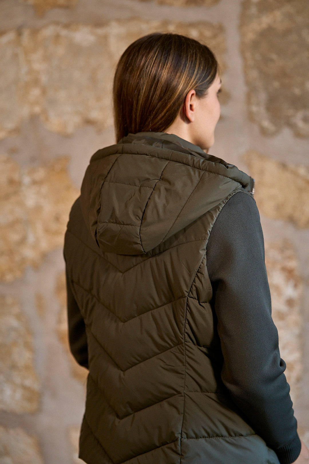 Chaqueta acolchada con mangas de punto y capucha en color verde kaki