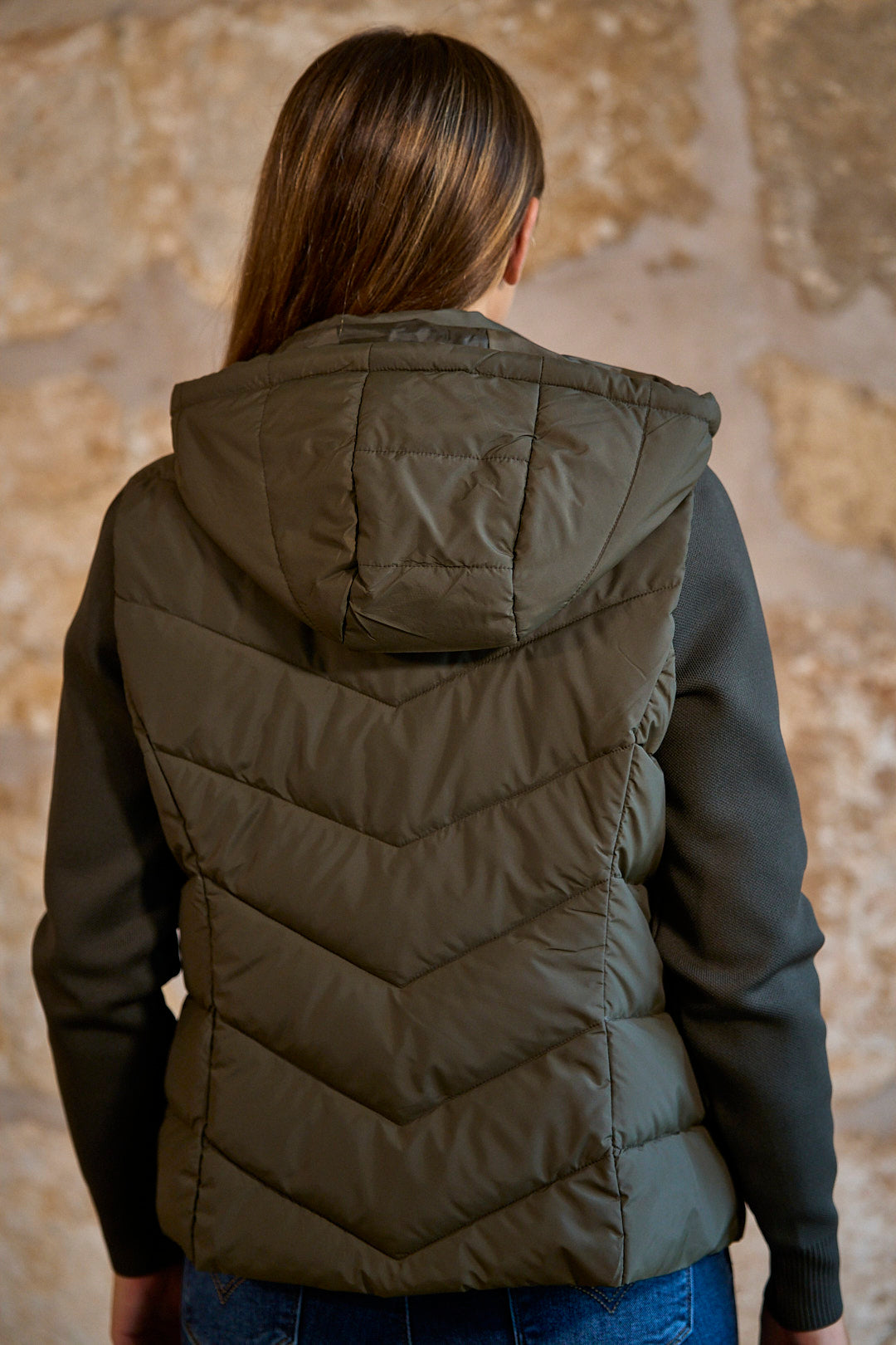 Chaqueta acolchada con mangas de punto y capucha en color verde kaki