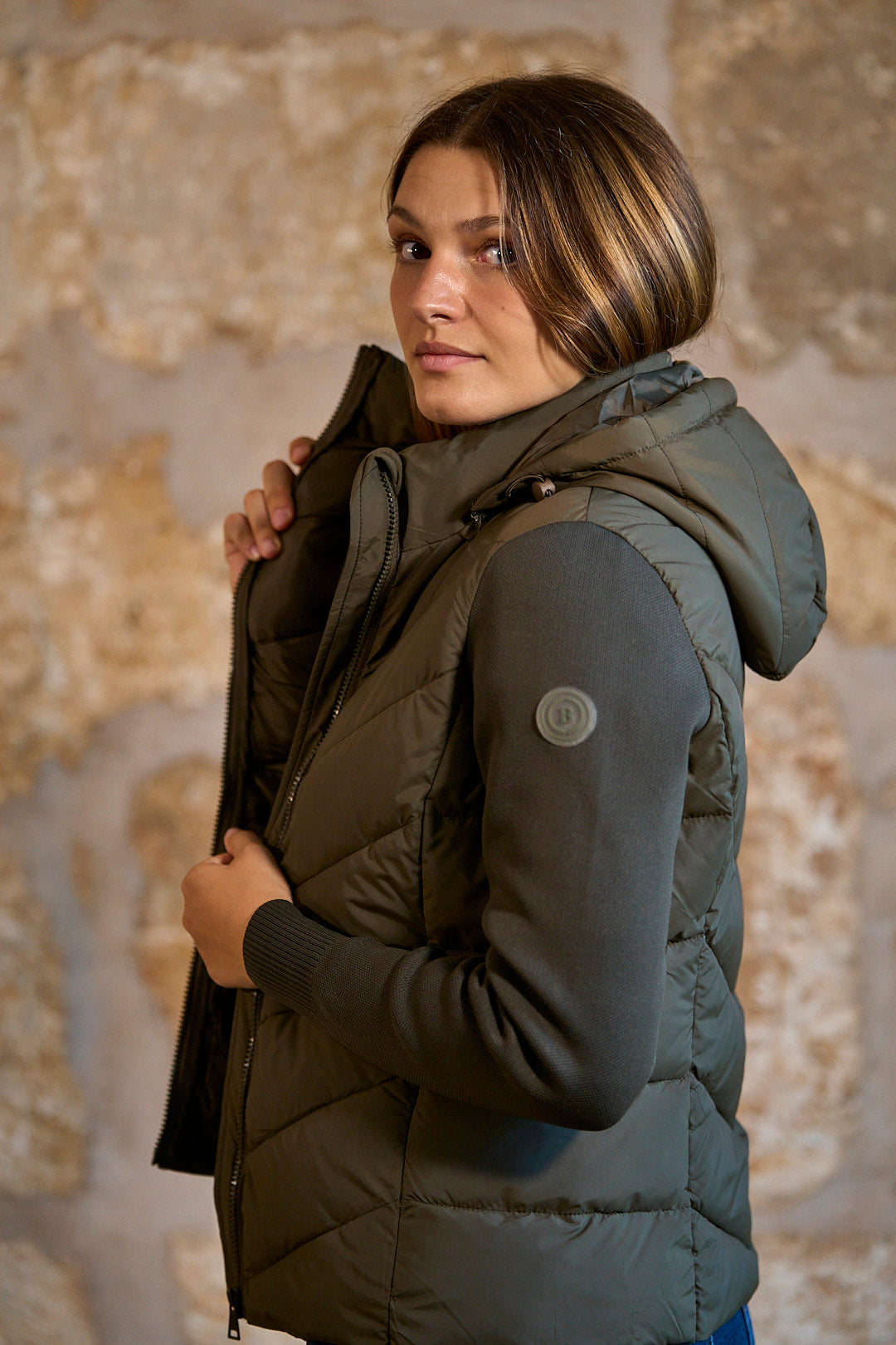Chaqueta acolchada con mangas de punto y capucha en color verde kaki