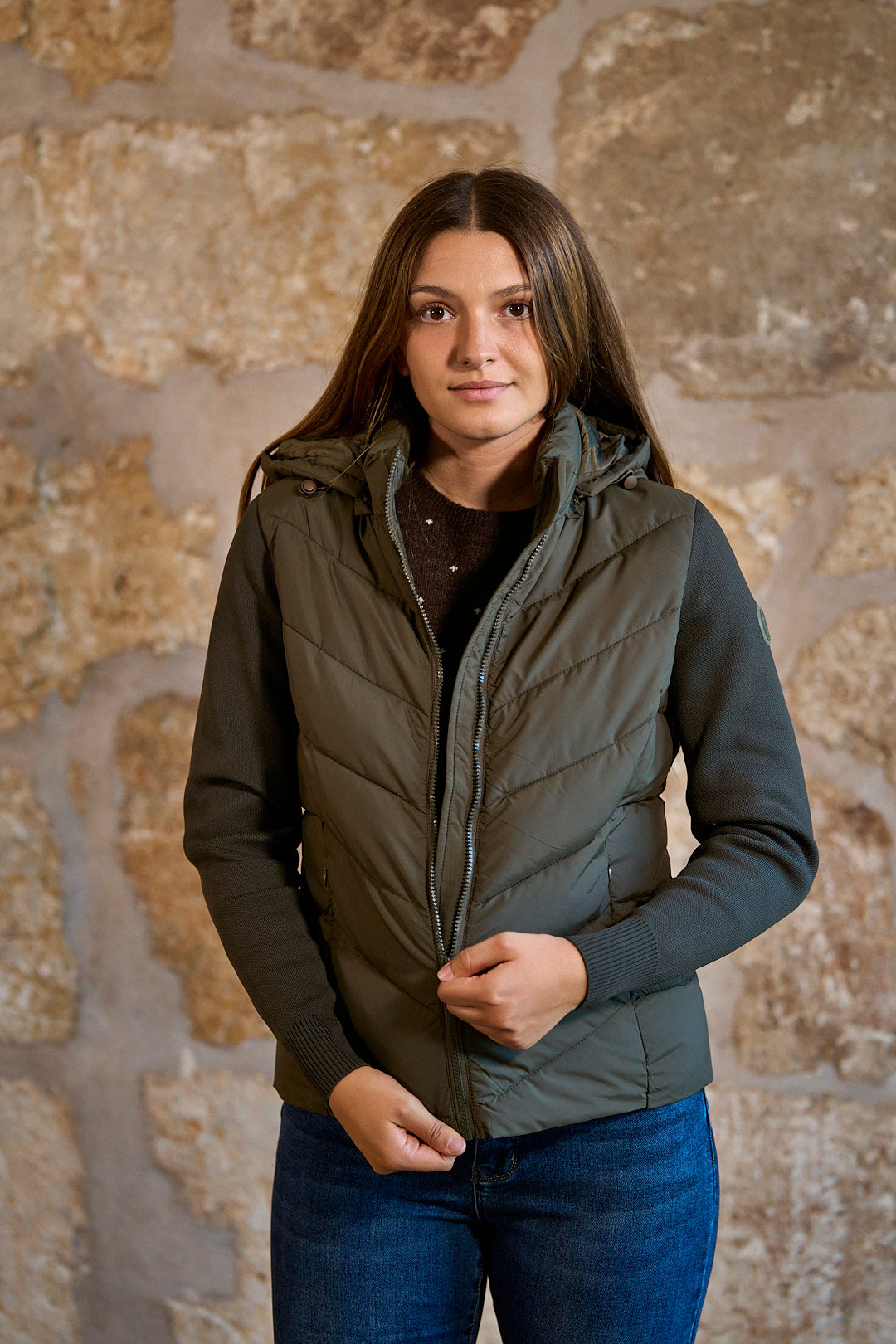 Chaqueta acolchada con mangas de punto y capucha en color verde kaki